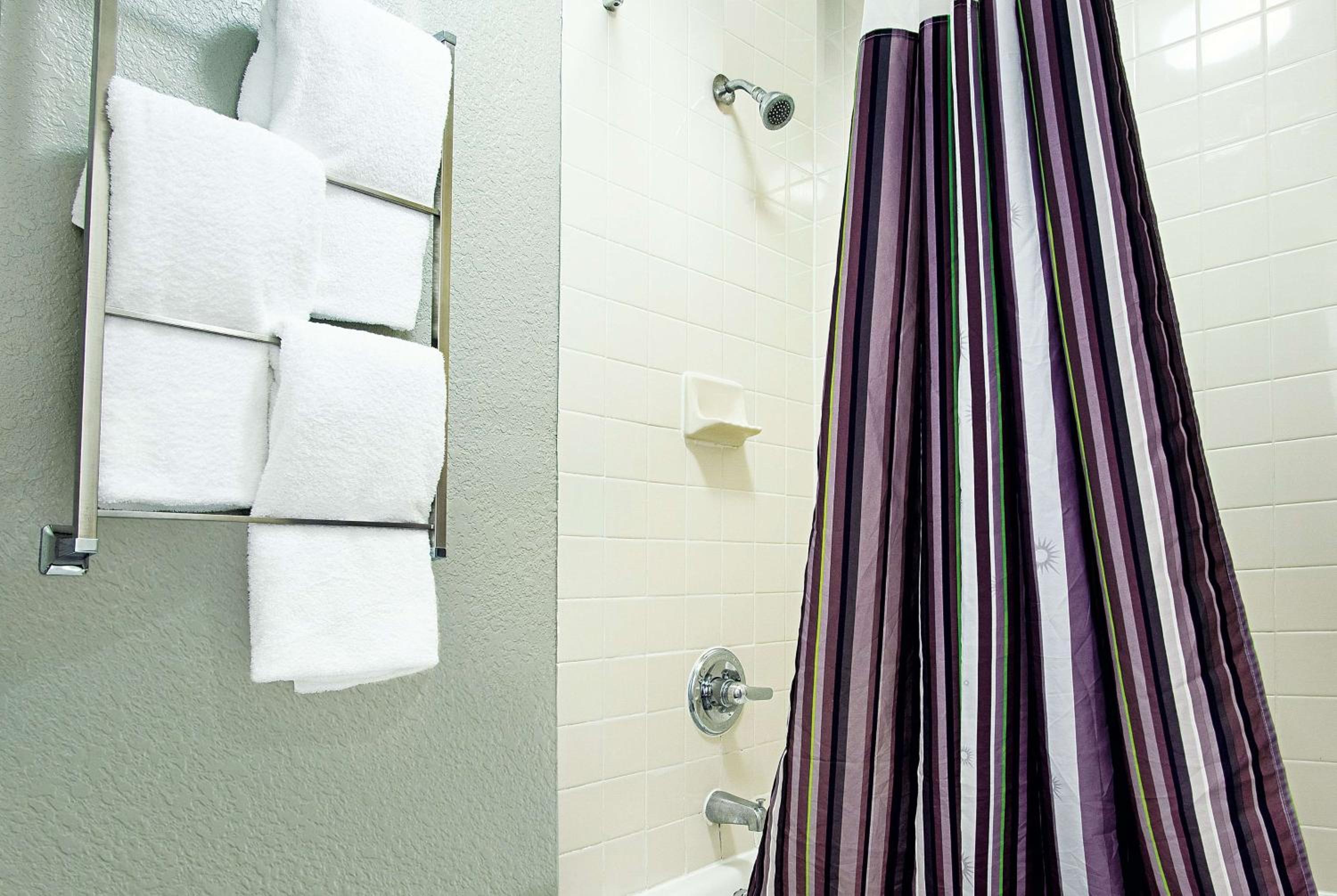 Deluxe King Room - Non-Smoking photo 3