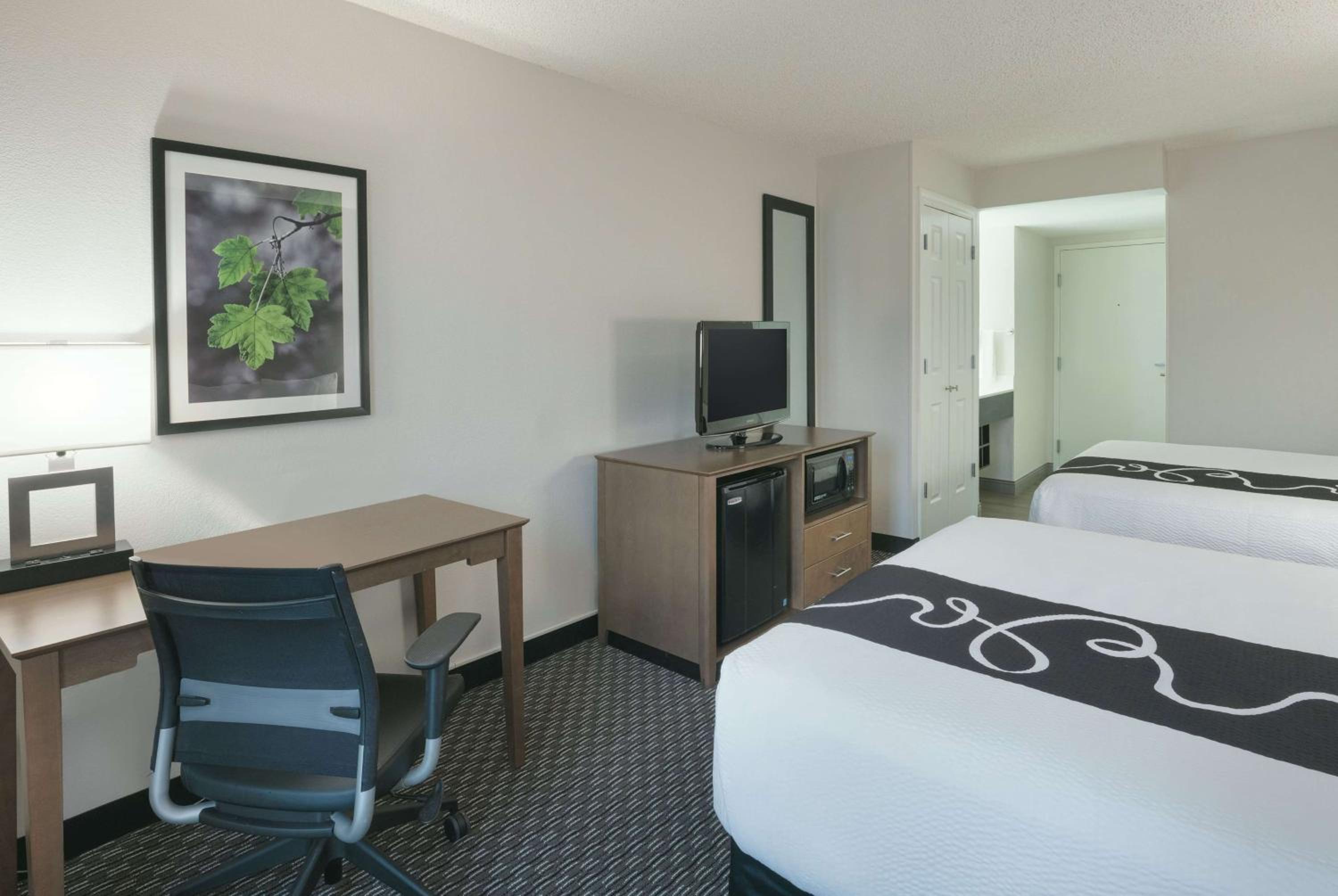 Deluxe Room with Two Queen Beds - Photo 4