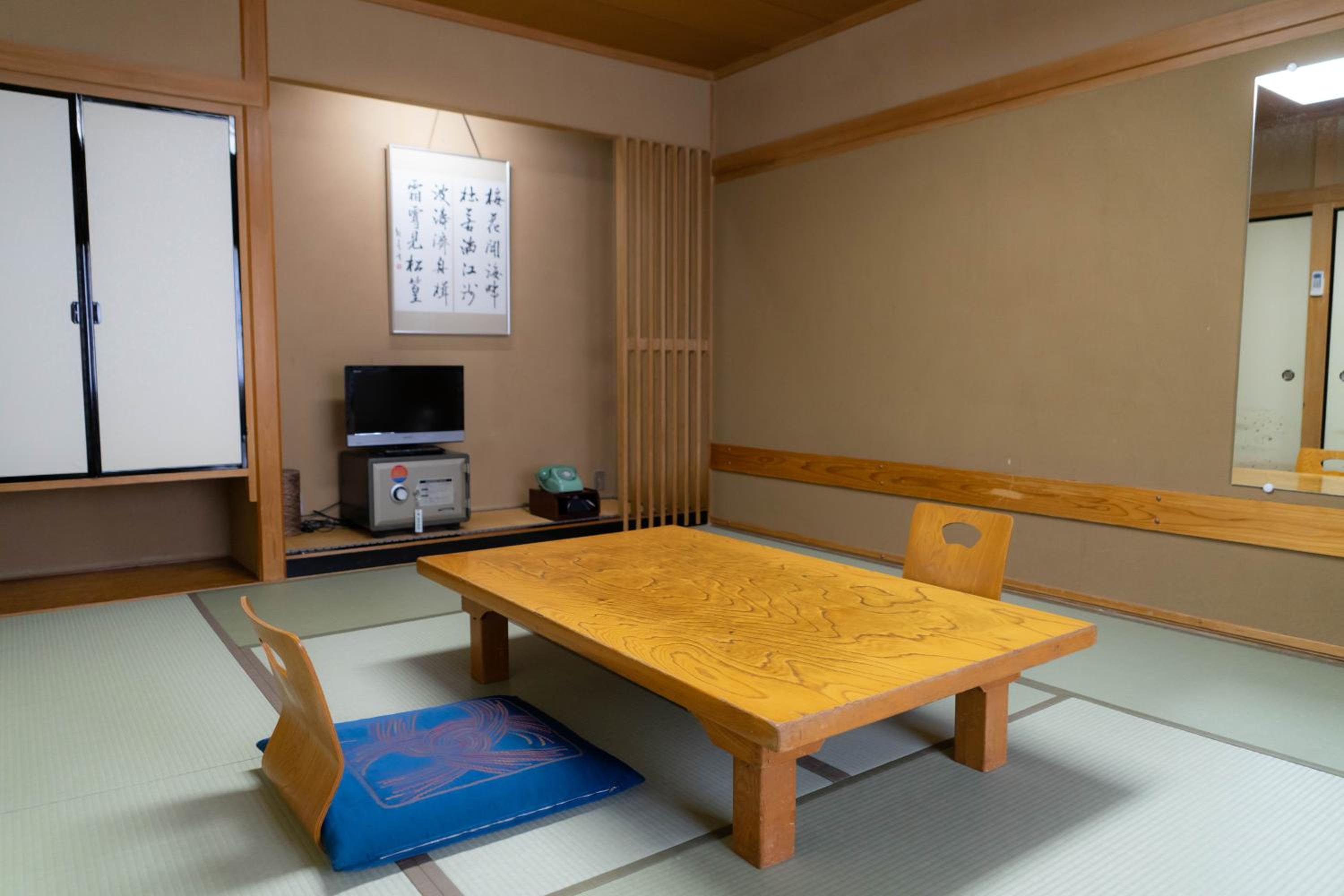 Standard Japanese-Style Room with Private Toilet (Shared Bathroom) photo 3