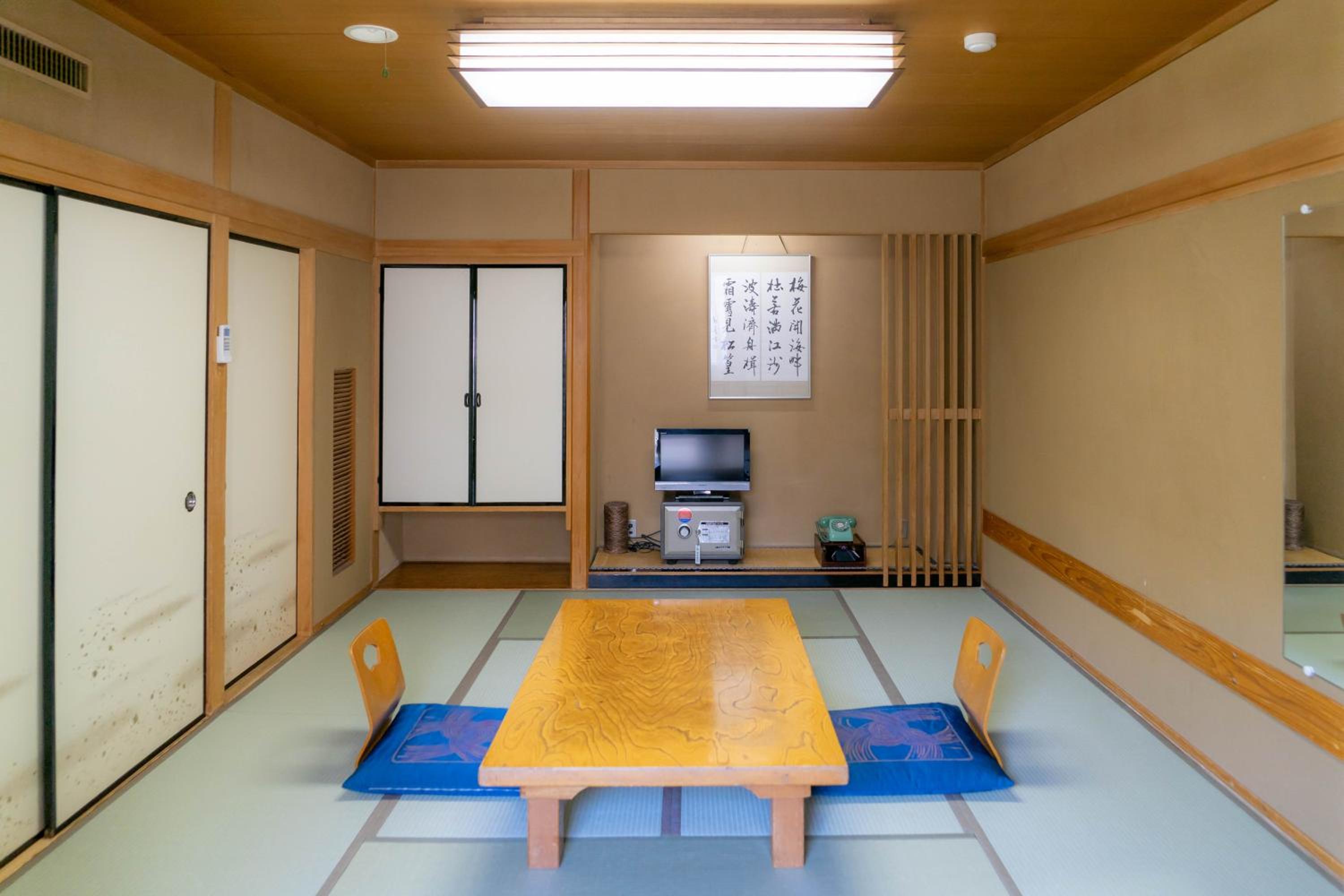 Standard Japanese-Style Room with Private Toilet (Shared Bathroom) photo 3
