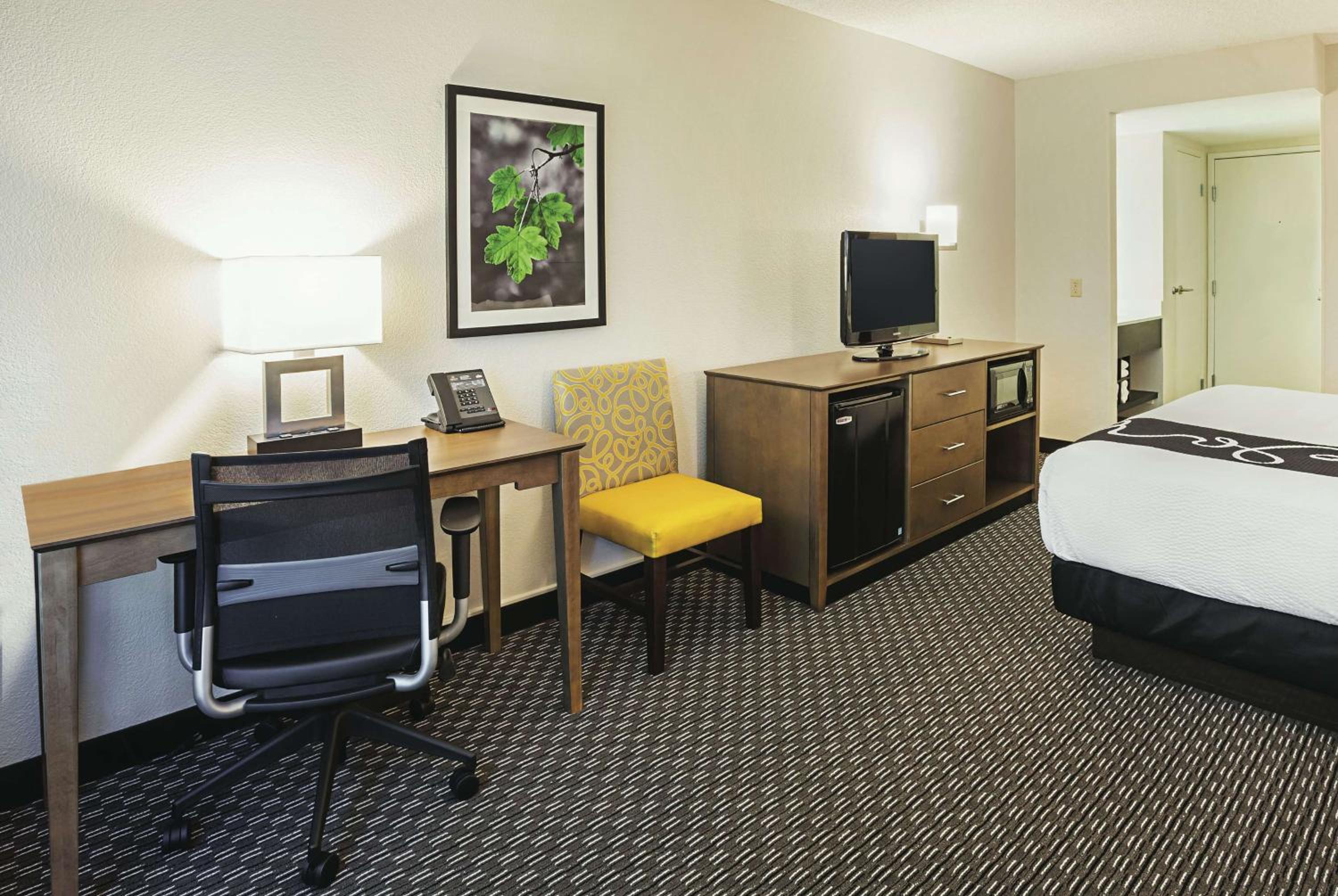 Deluxe King Room - Non-Smoking - Photo 2