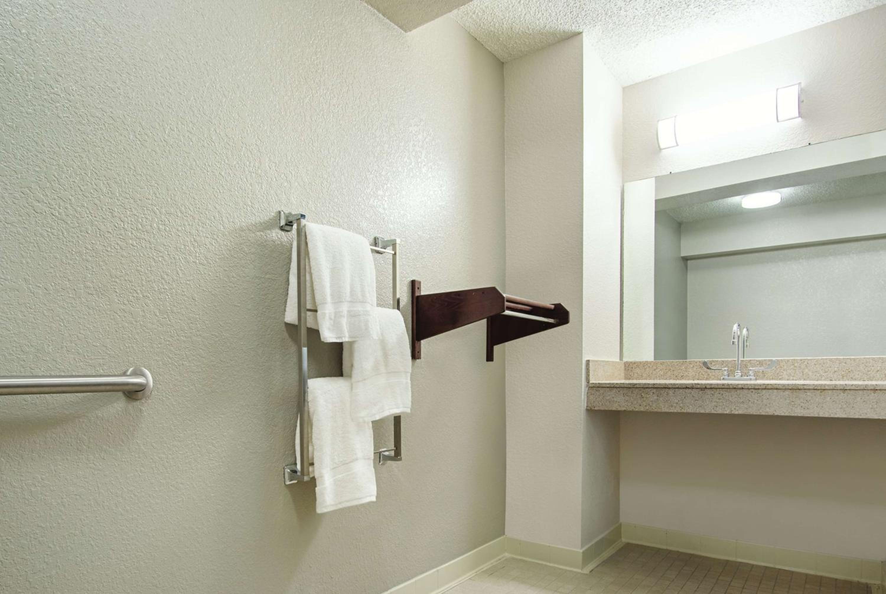 King Room With Bath Tub - Mobility Accessible/Non-Smoking photo 3