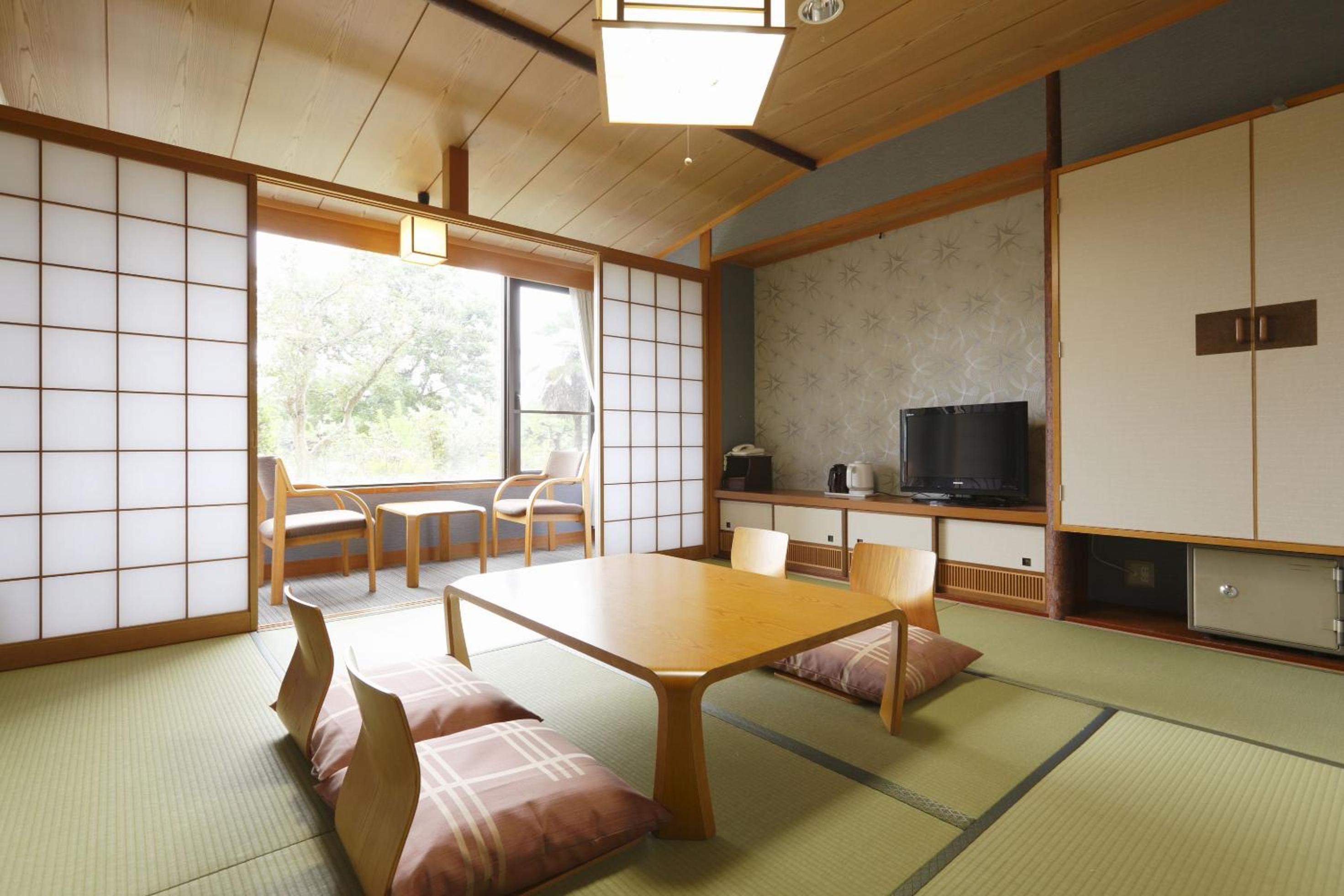 Japanese-Style Room with Shared Bathroom and Garden View photo 1