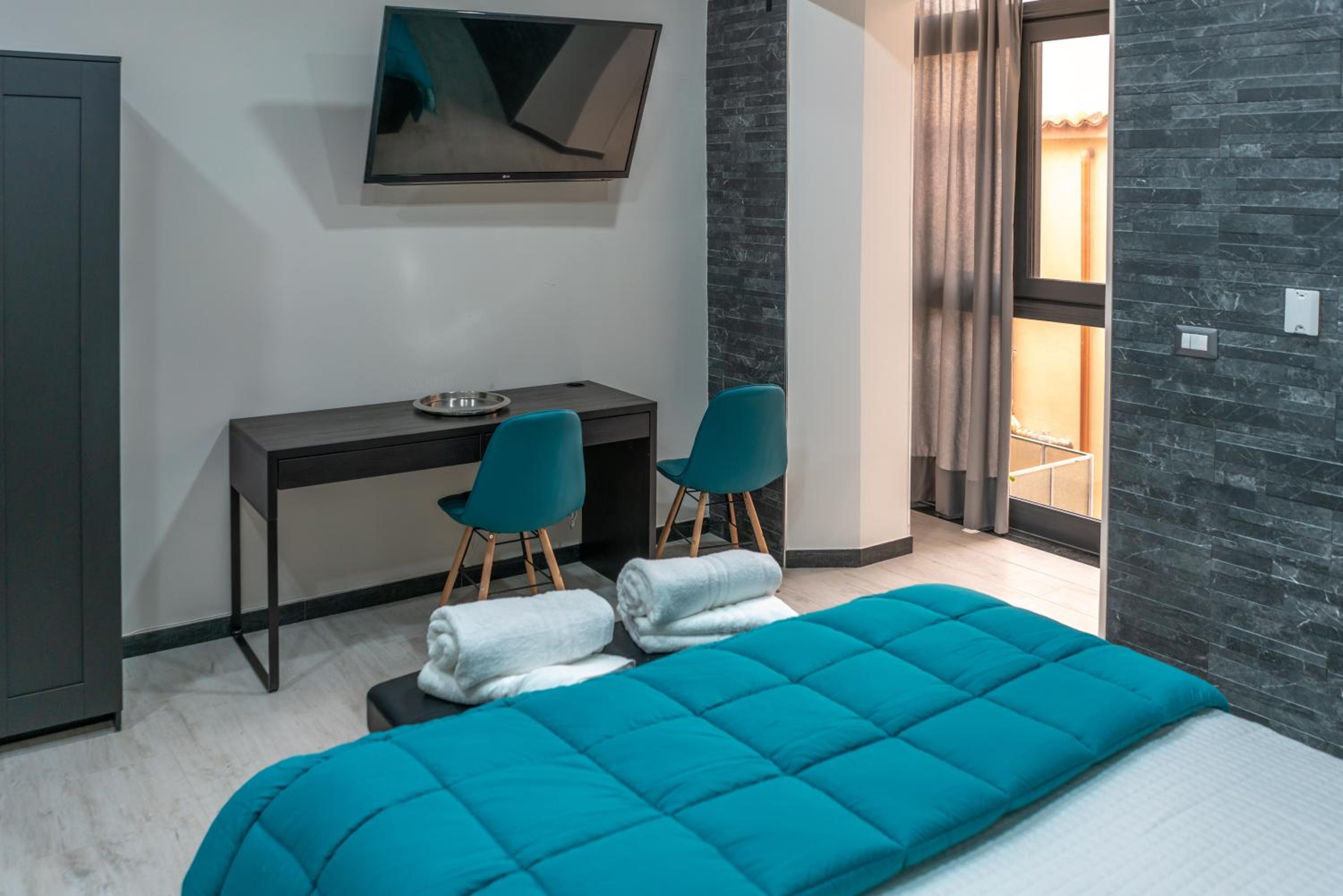 Quadruple Room with Private Bathroom - Photo 10