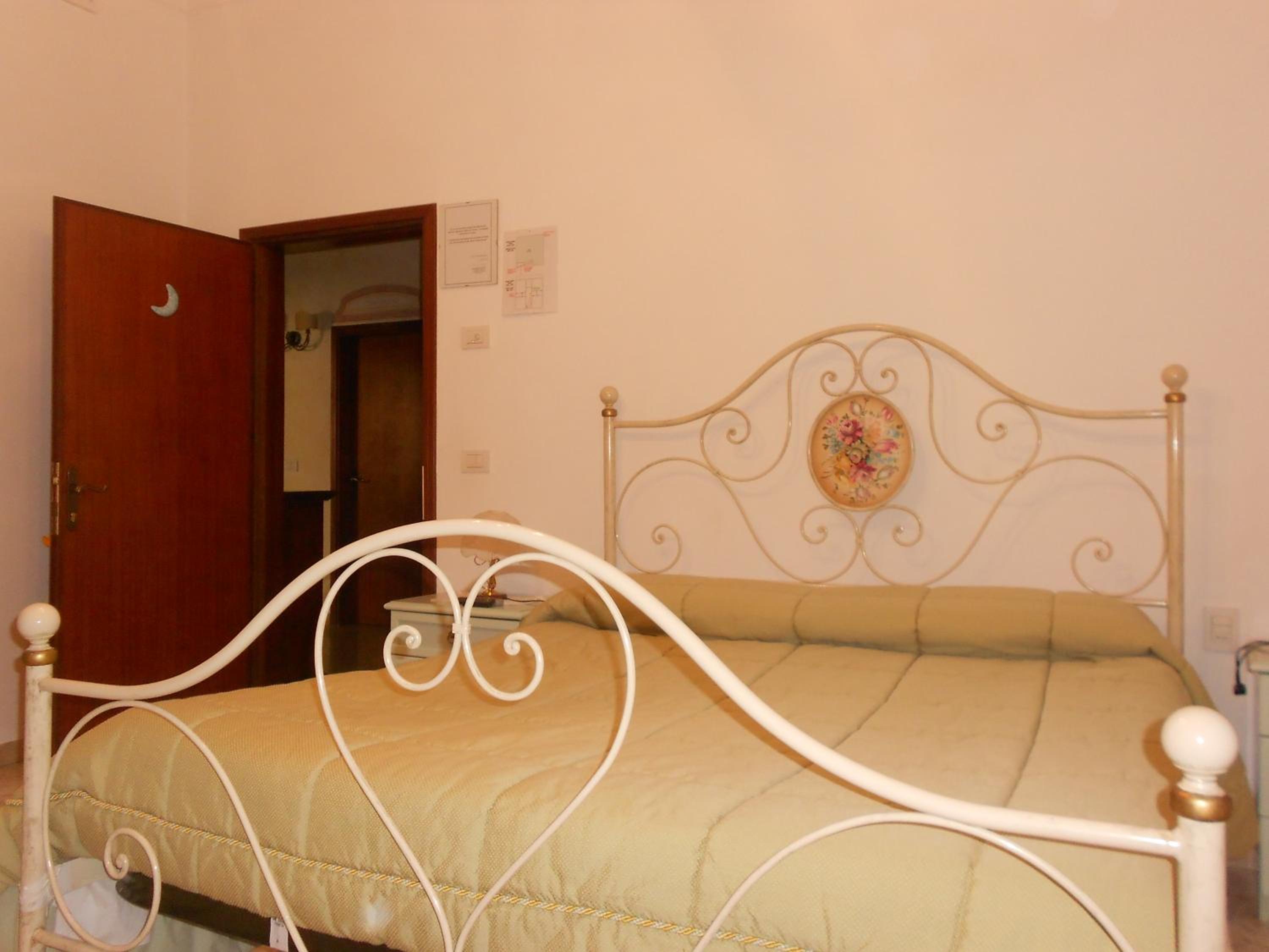 Twin Room with Private Bathroom photo 3