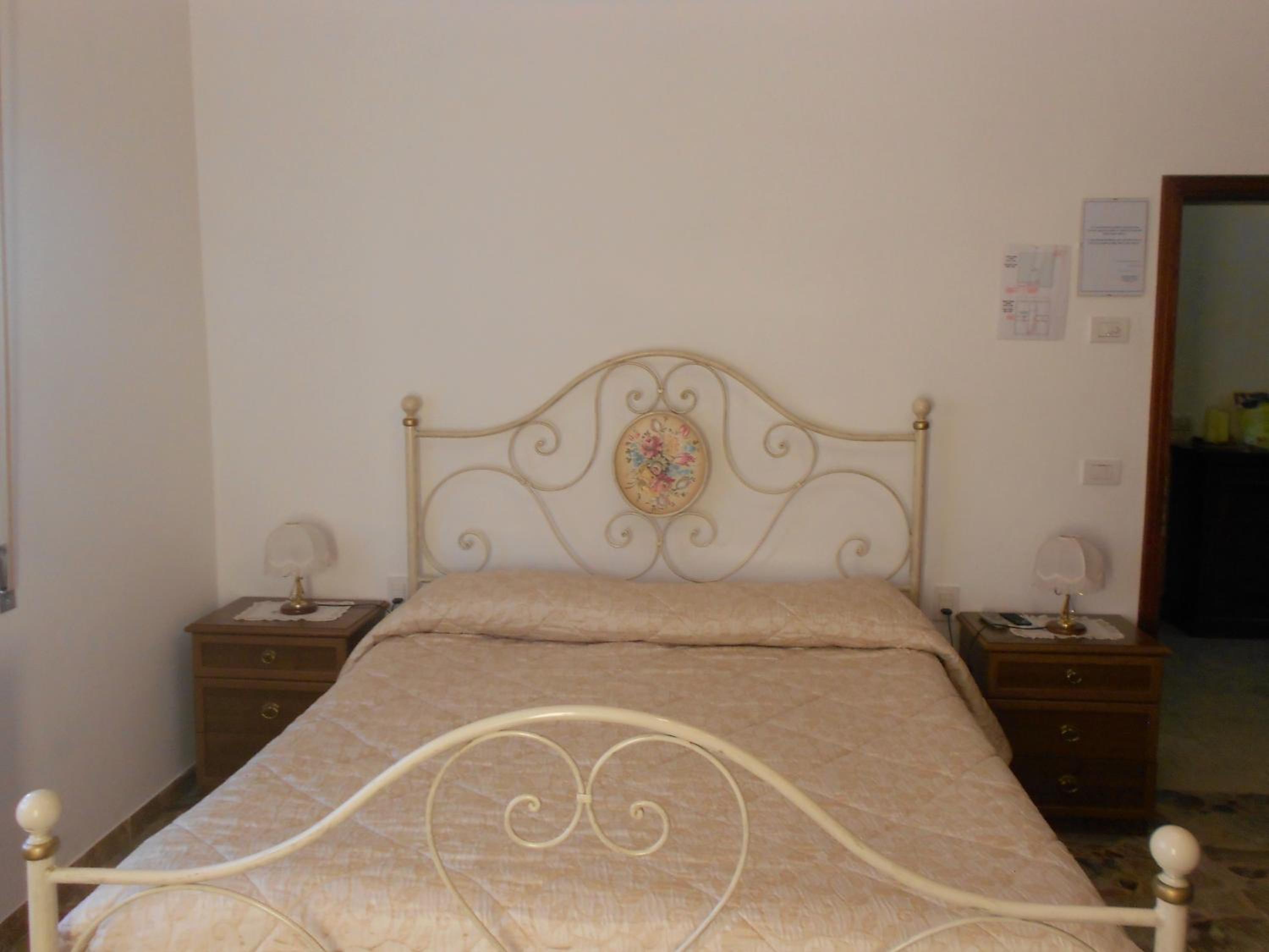 Twin Room with Private Bathroom - Photo 3