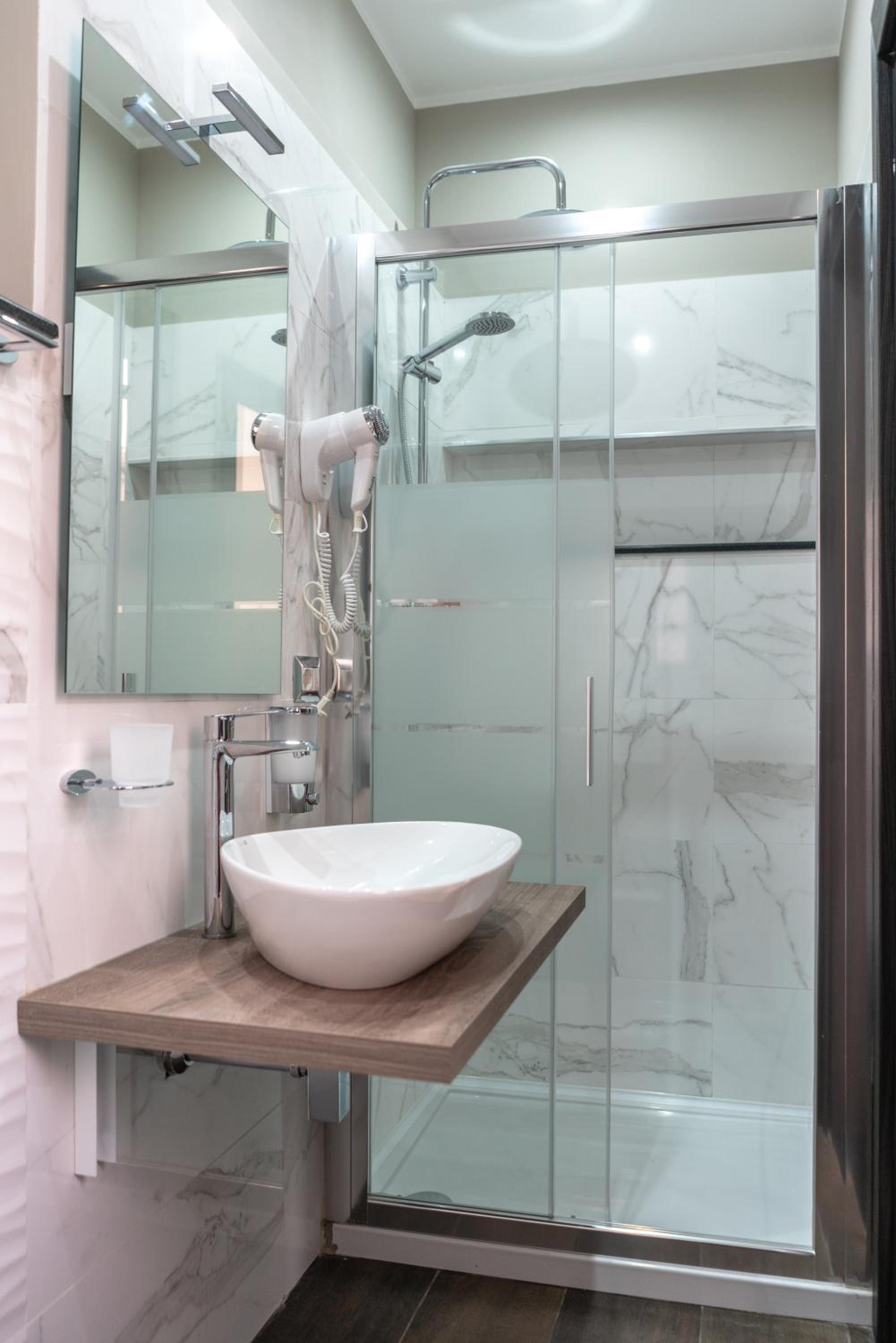 Quadruple Room with Private Bathroom - Photo 13