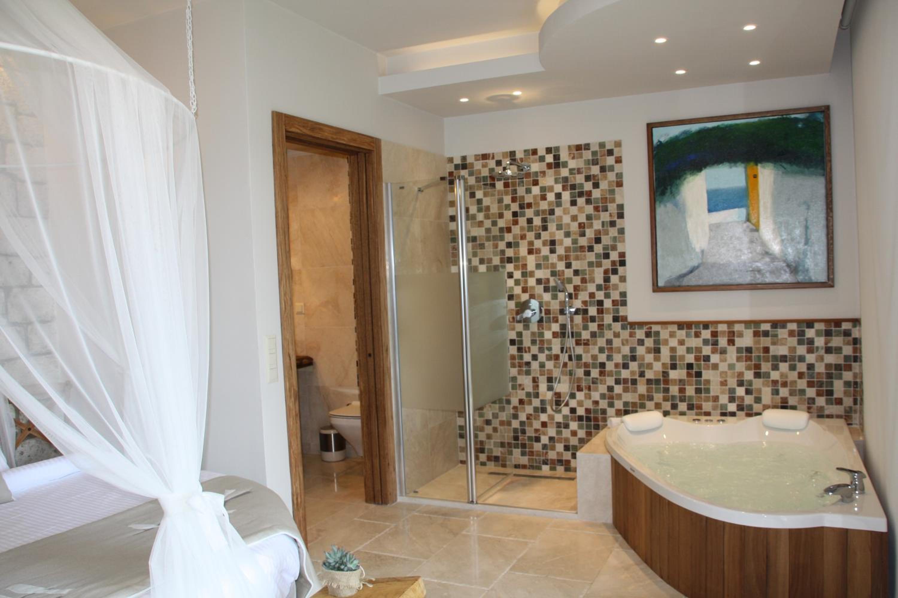 Jacuzzi Suite with Garden View photo 2