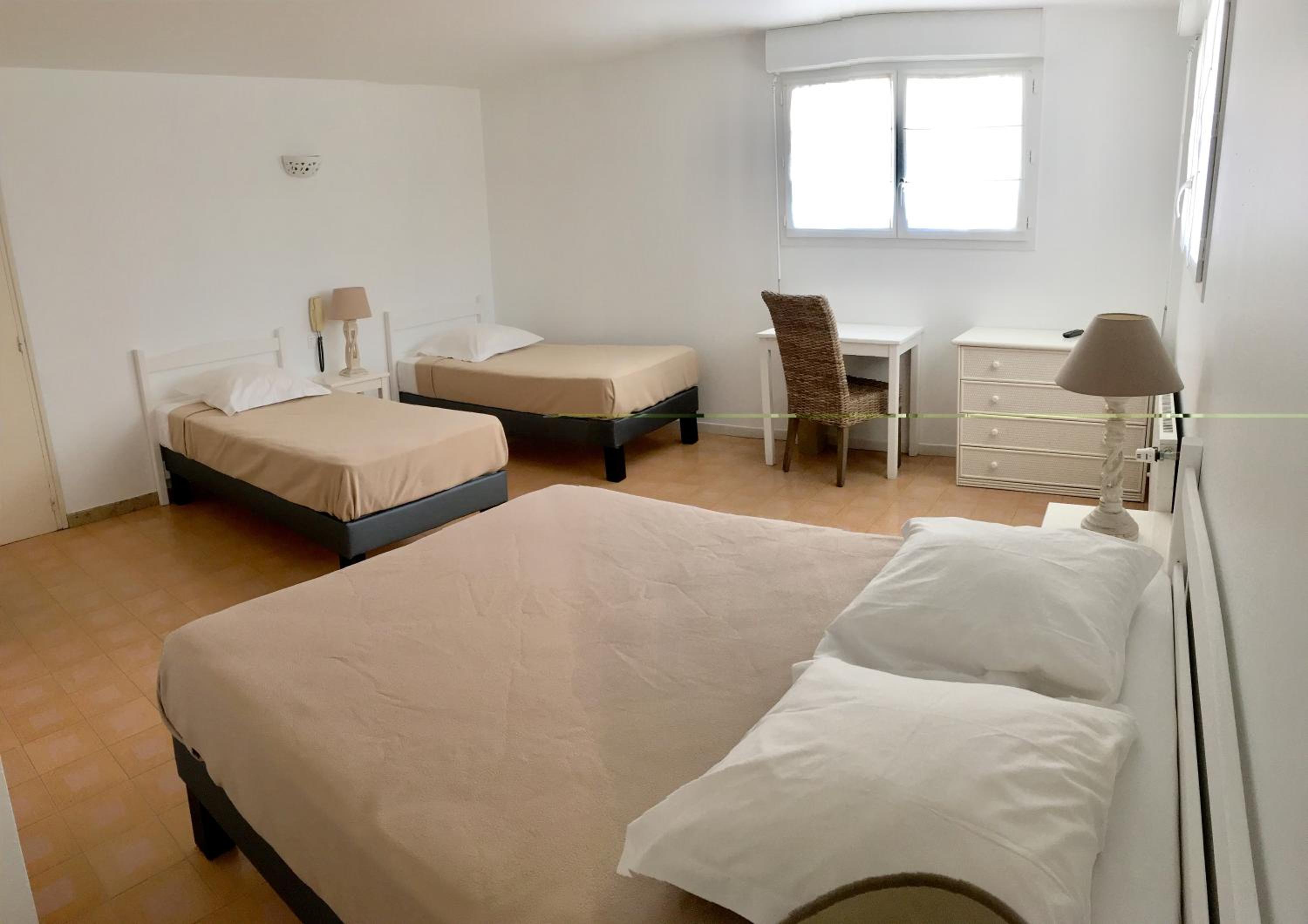 Economy Quadruple Room between Garden Level and Basement