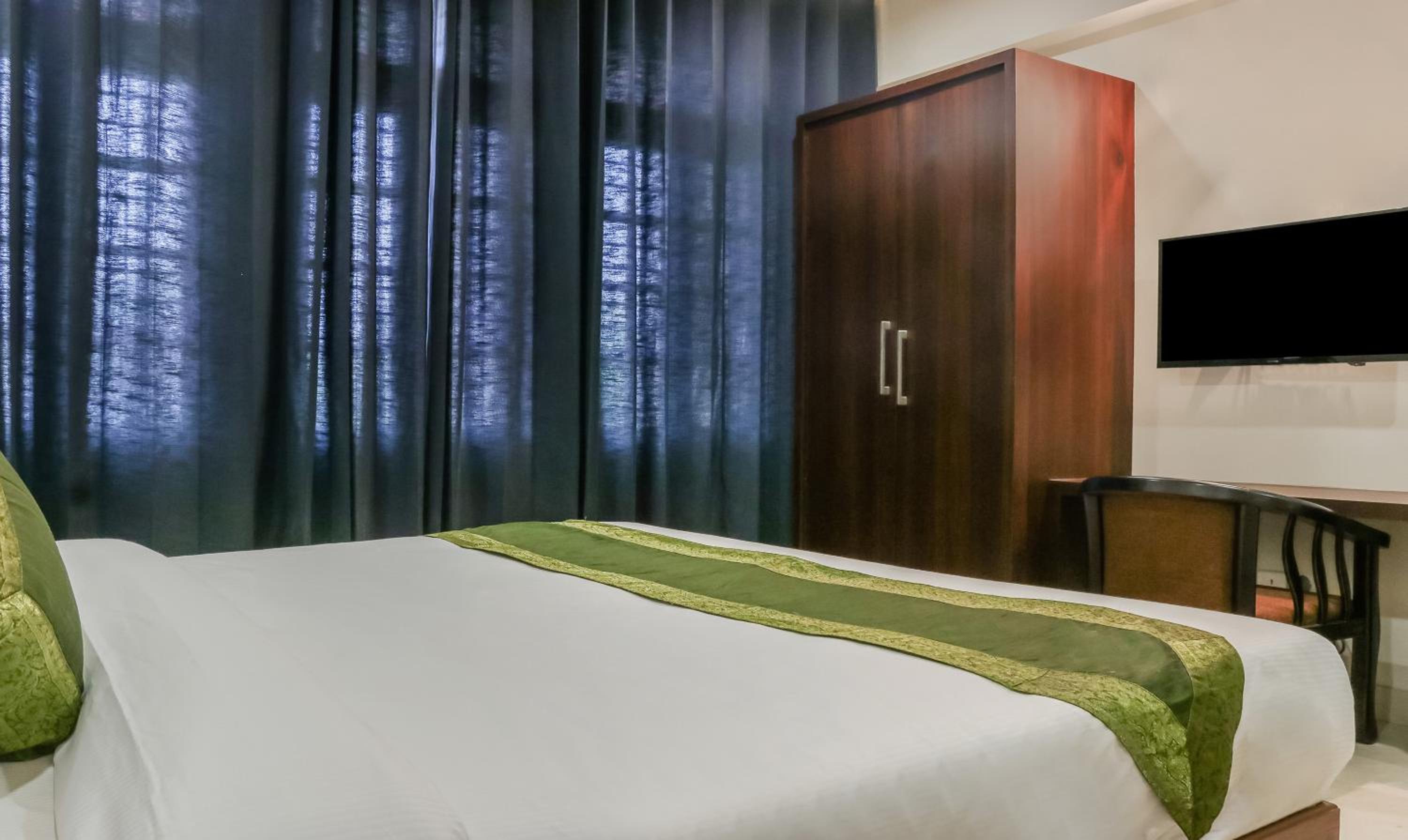Standard Double or Twin Room - Photo 10