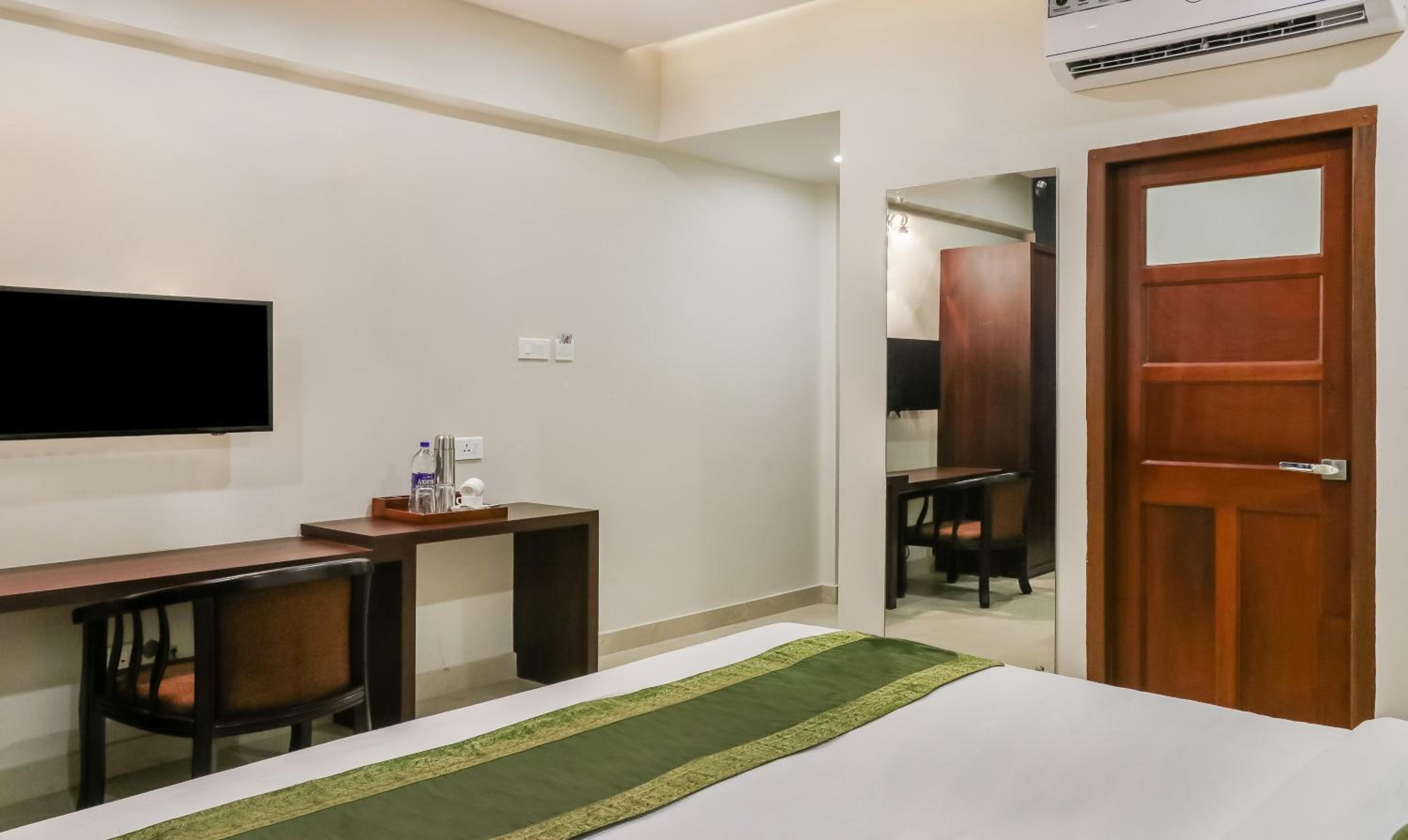 Standard Double or Twin Room - Photo 9