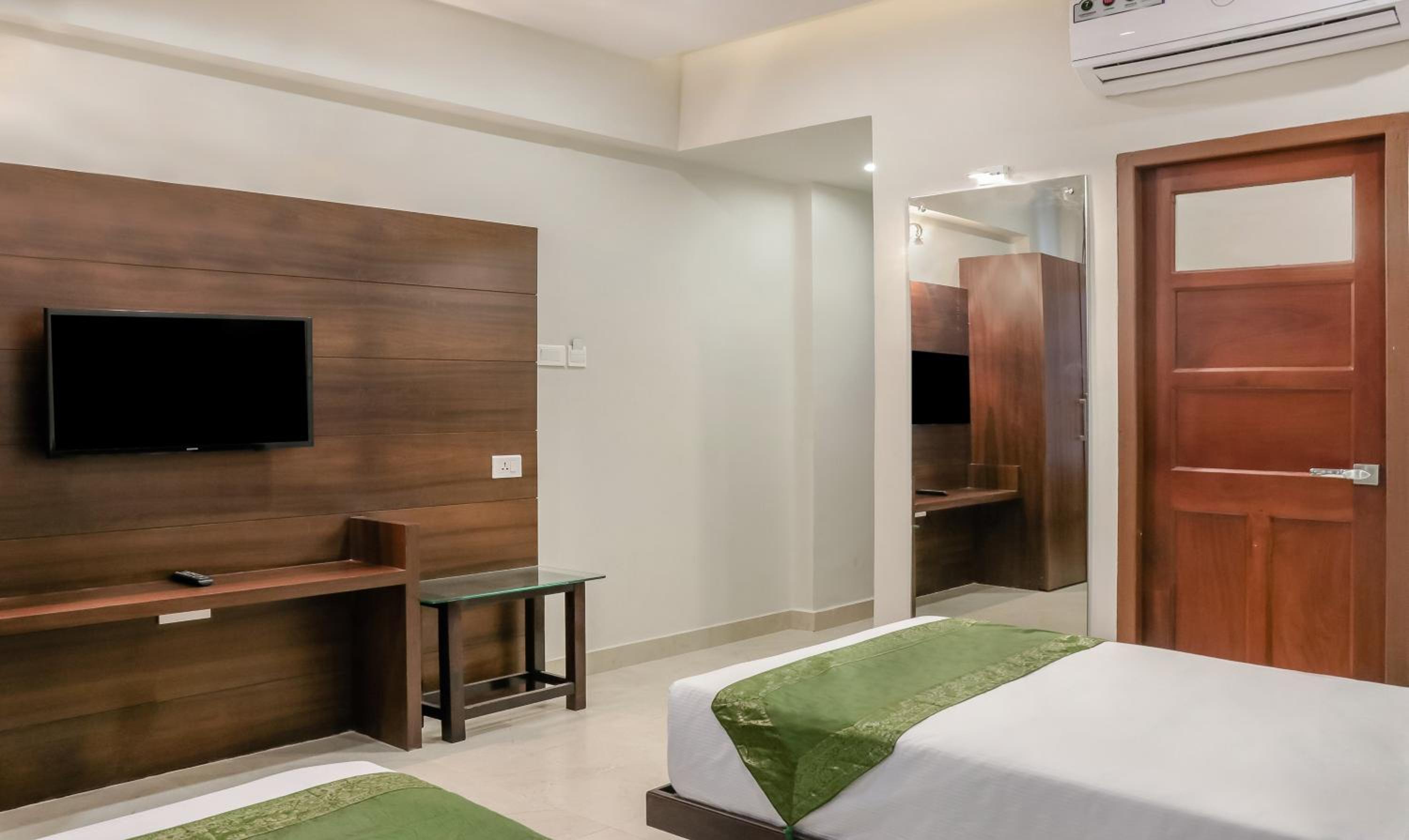 Standard Double or Twin Room - Photo 8