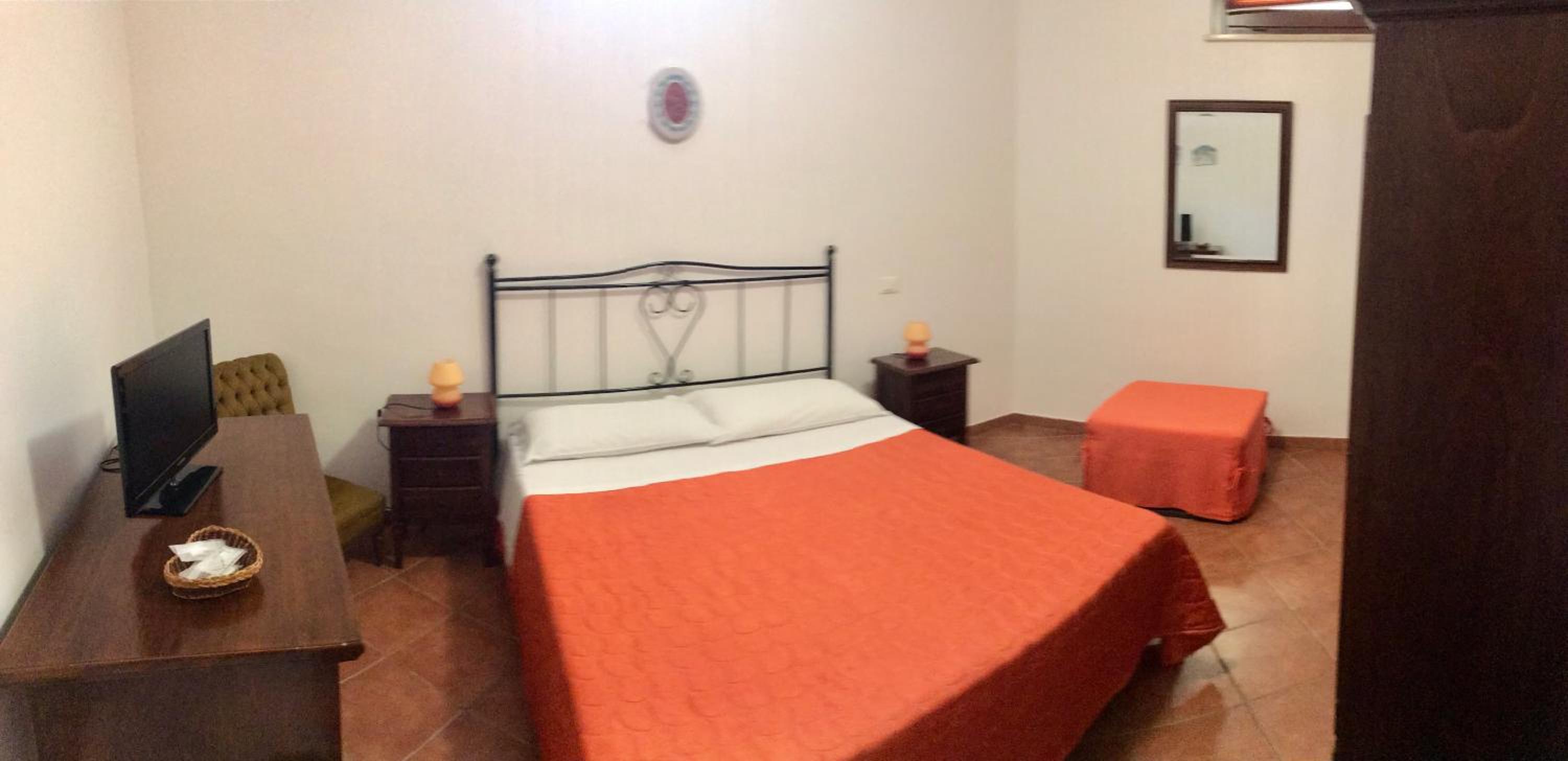 Double Room - Photo 7