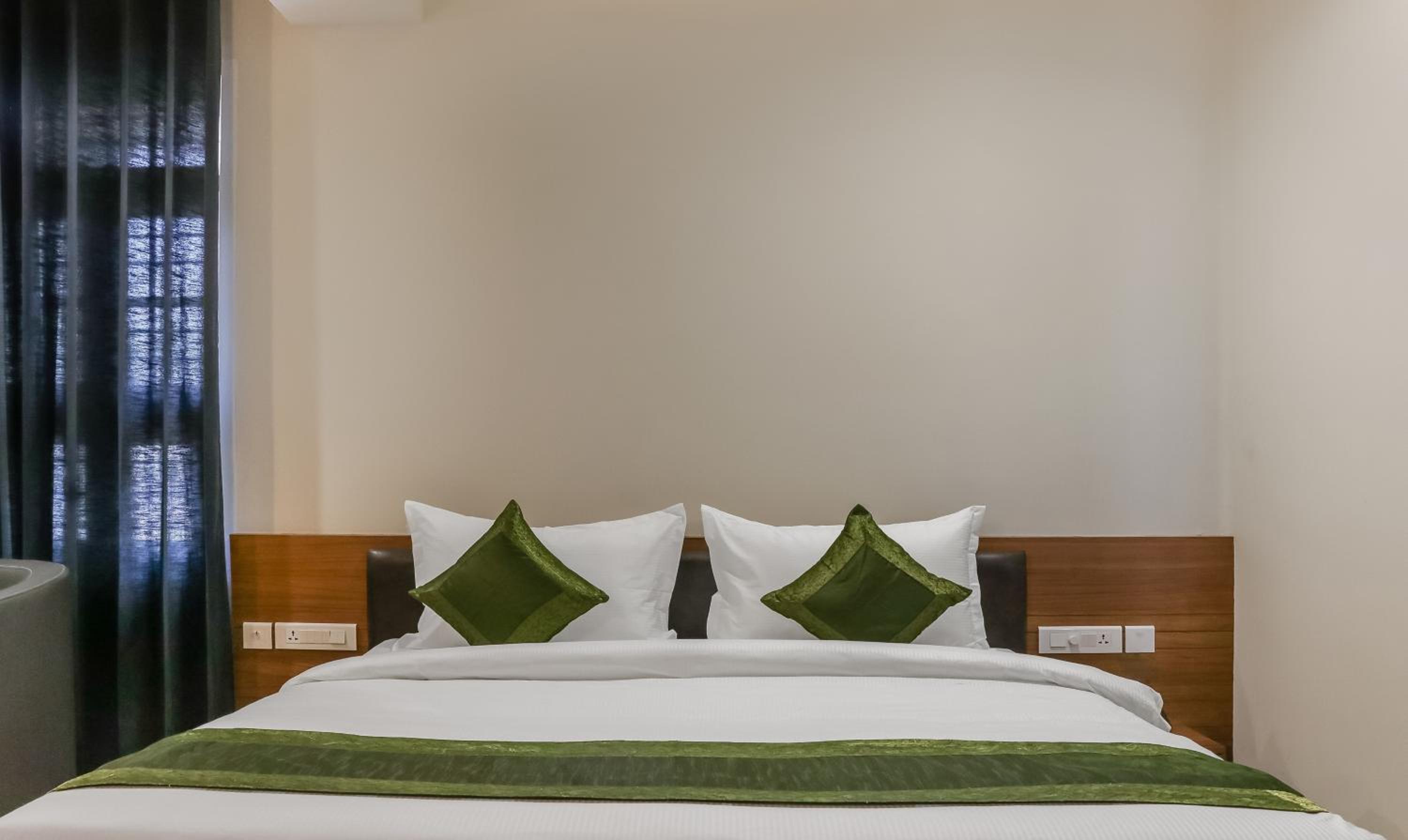 Deluxe Double Room - Photo 9