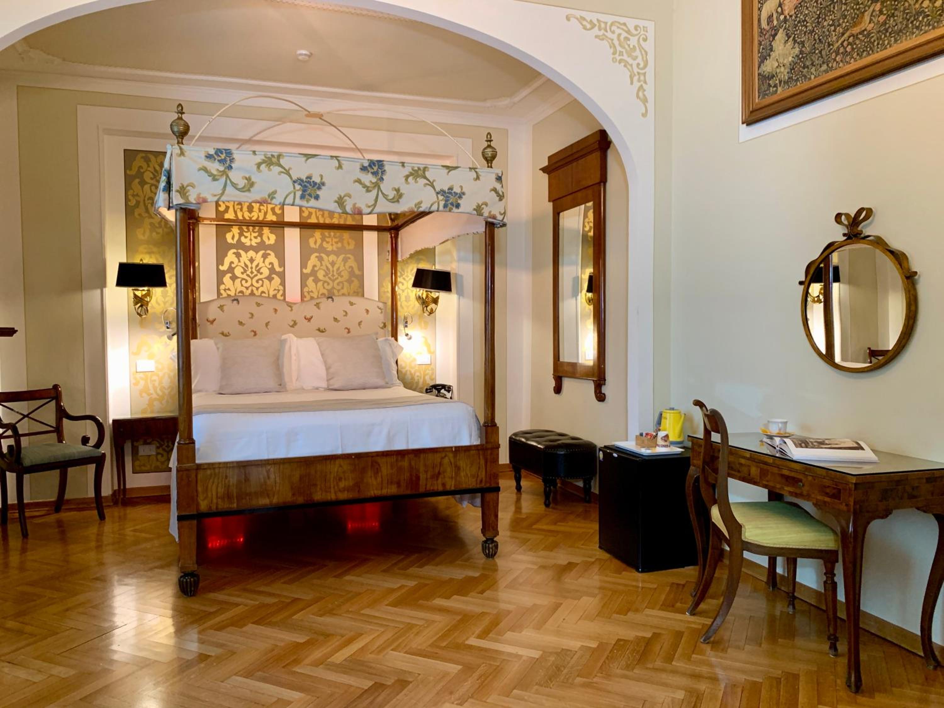 Double Room with Four Poster Bed - Ground Floor