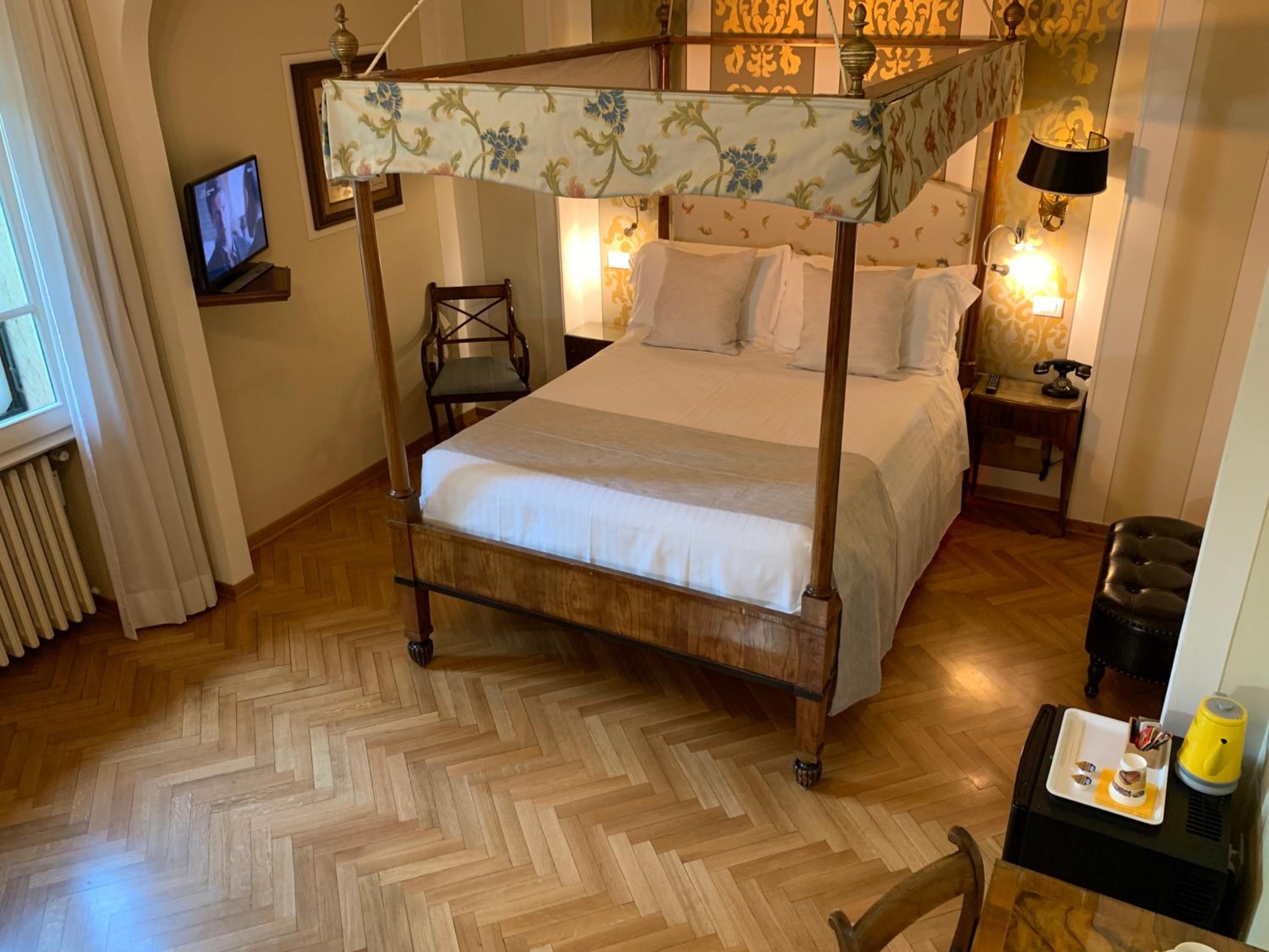  Double Room with Four Poster Bed - Ground Floor photo 3