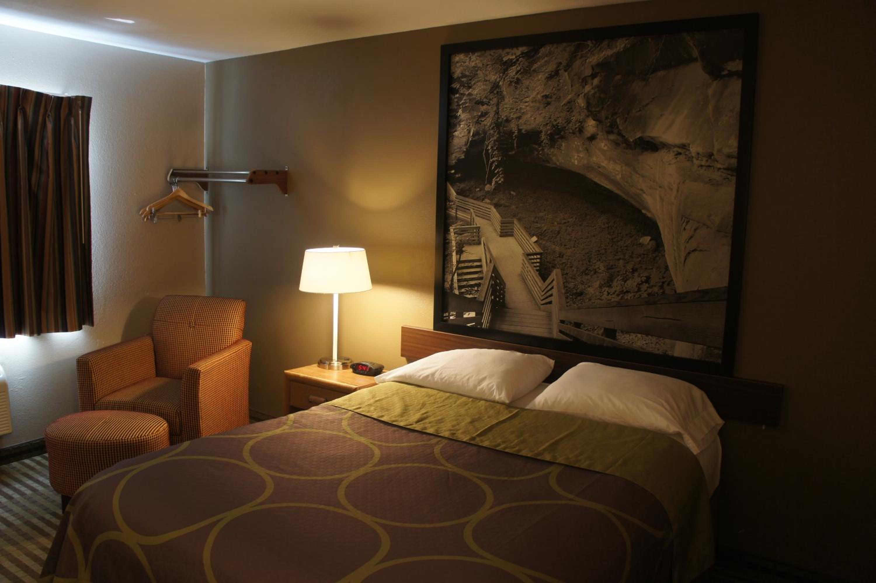 Queen Room - Non-Smoking - Photo 6