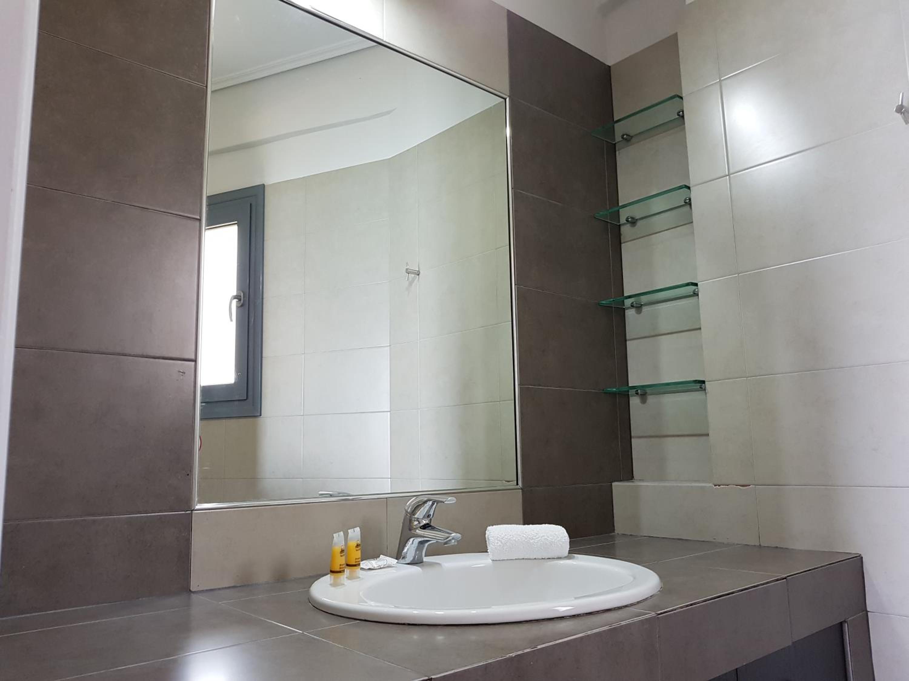 Deluxe Double Room with Balcony and Sea View - Photo 11