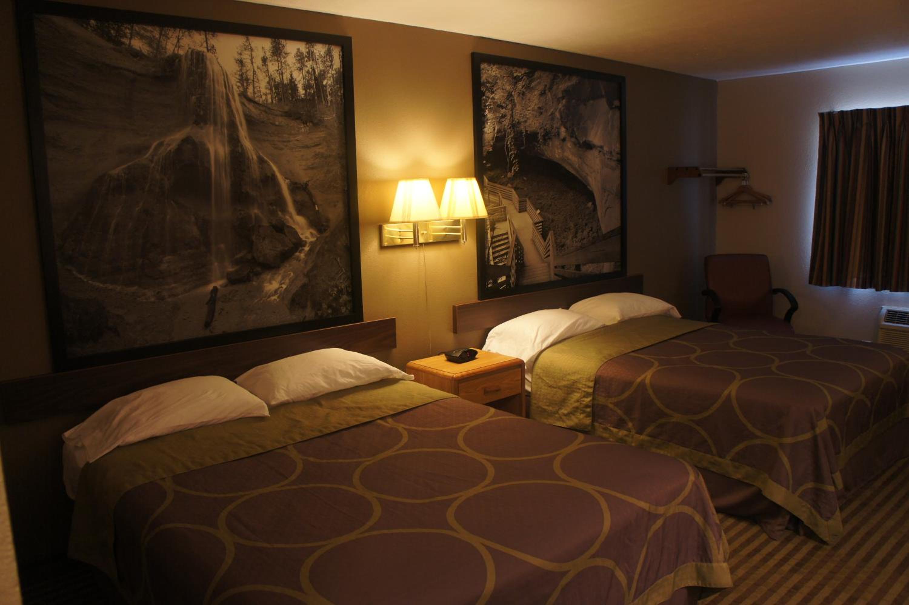 Queen Room with Two Queen Beds - Non-Smoking - Photo 5