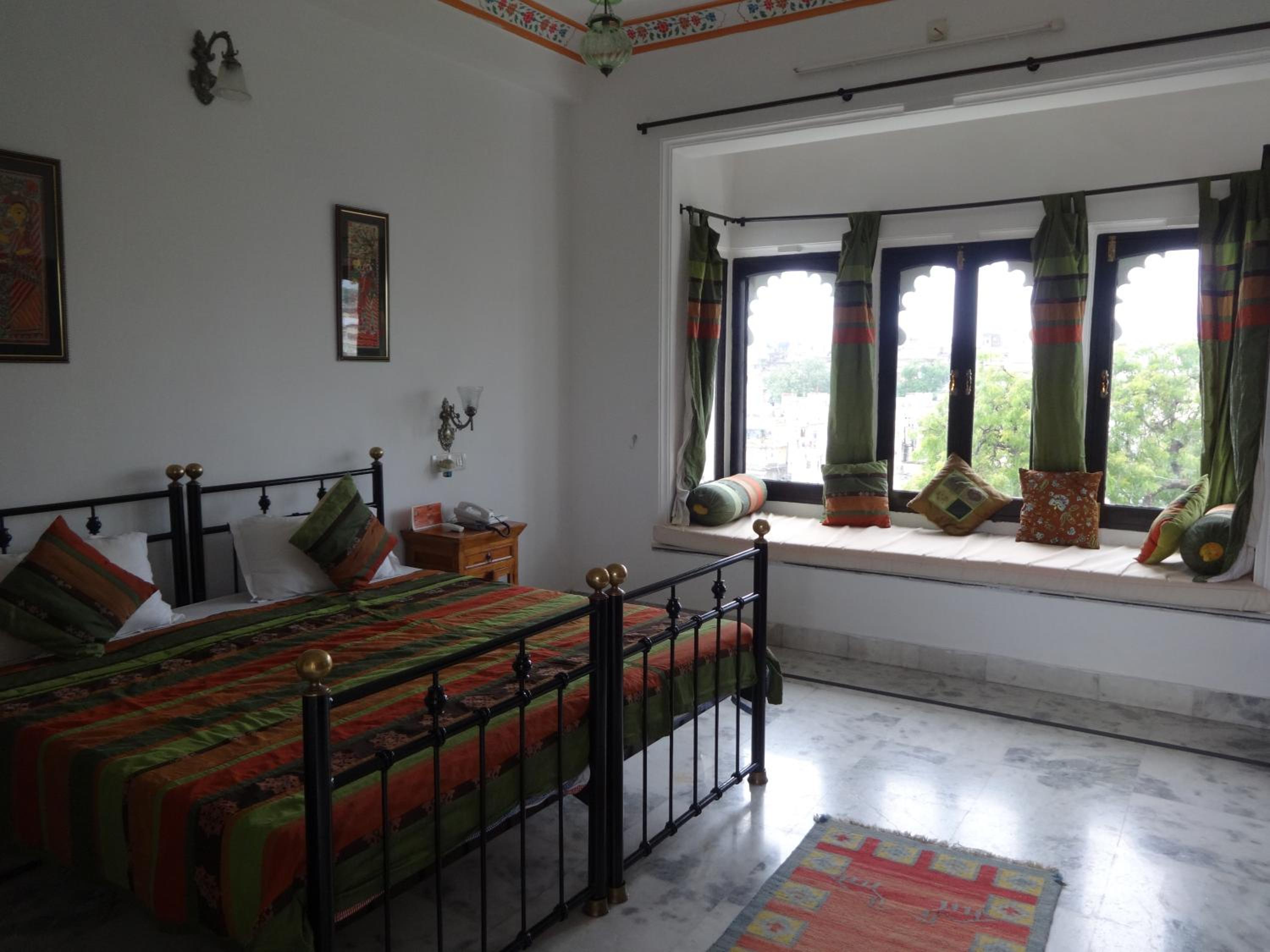 Deluxe Double or Twin Room Non lake Facing - Photo 5