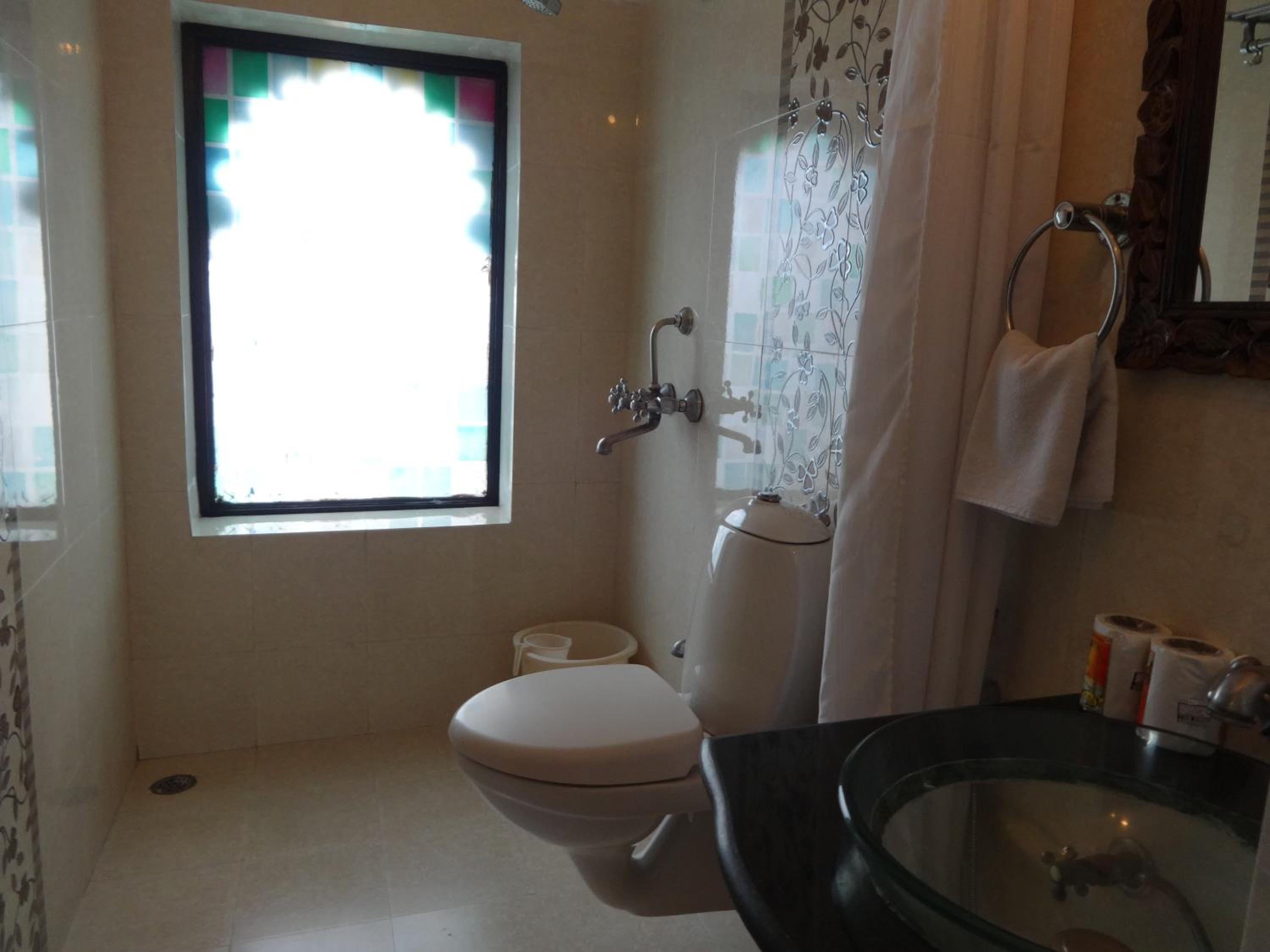 Deluxe Double or Twin Room Non lake Facing - Photo 4