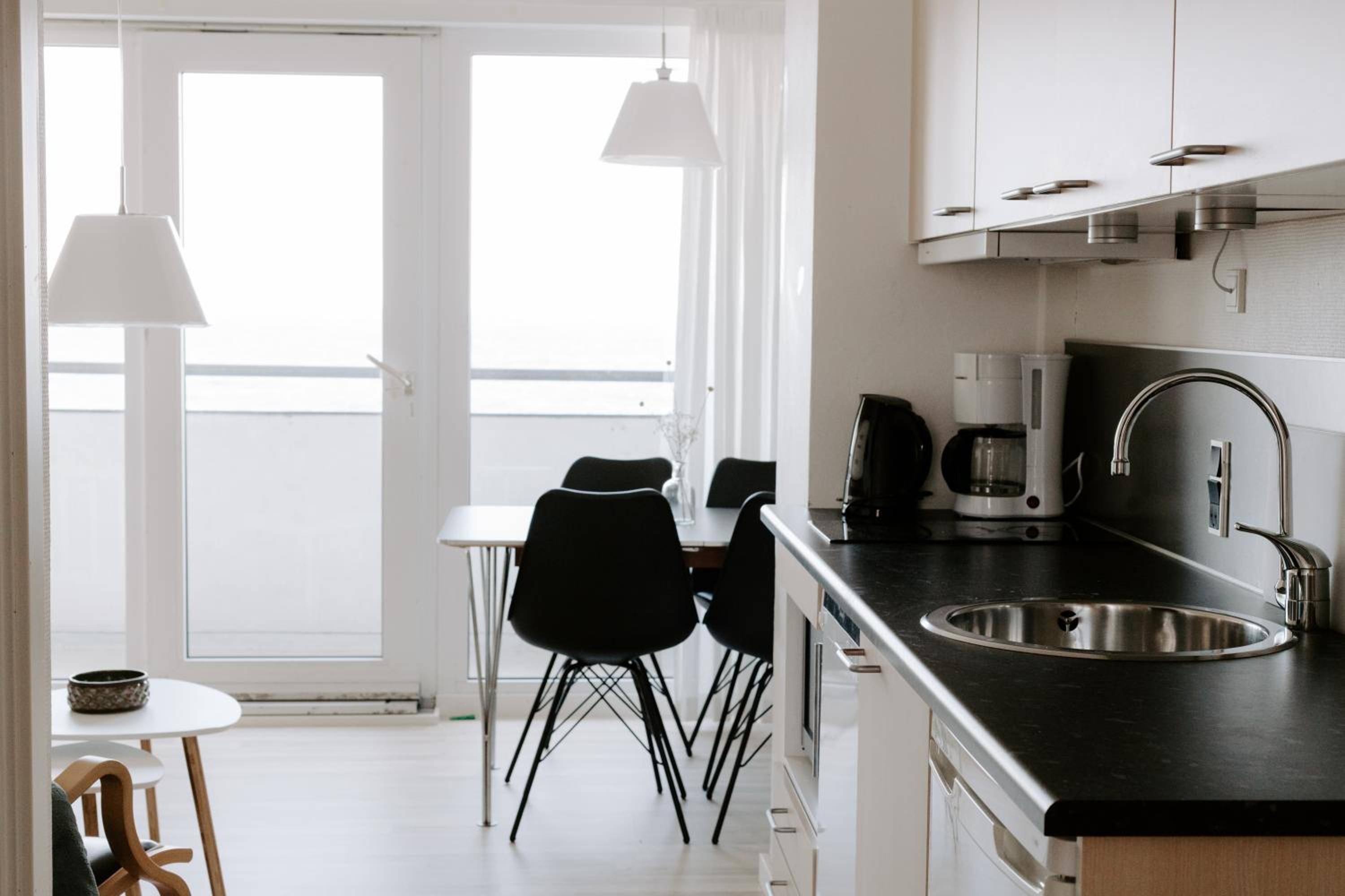 One-Bedroom Apartment with Balcony and Sea View photo 3