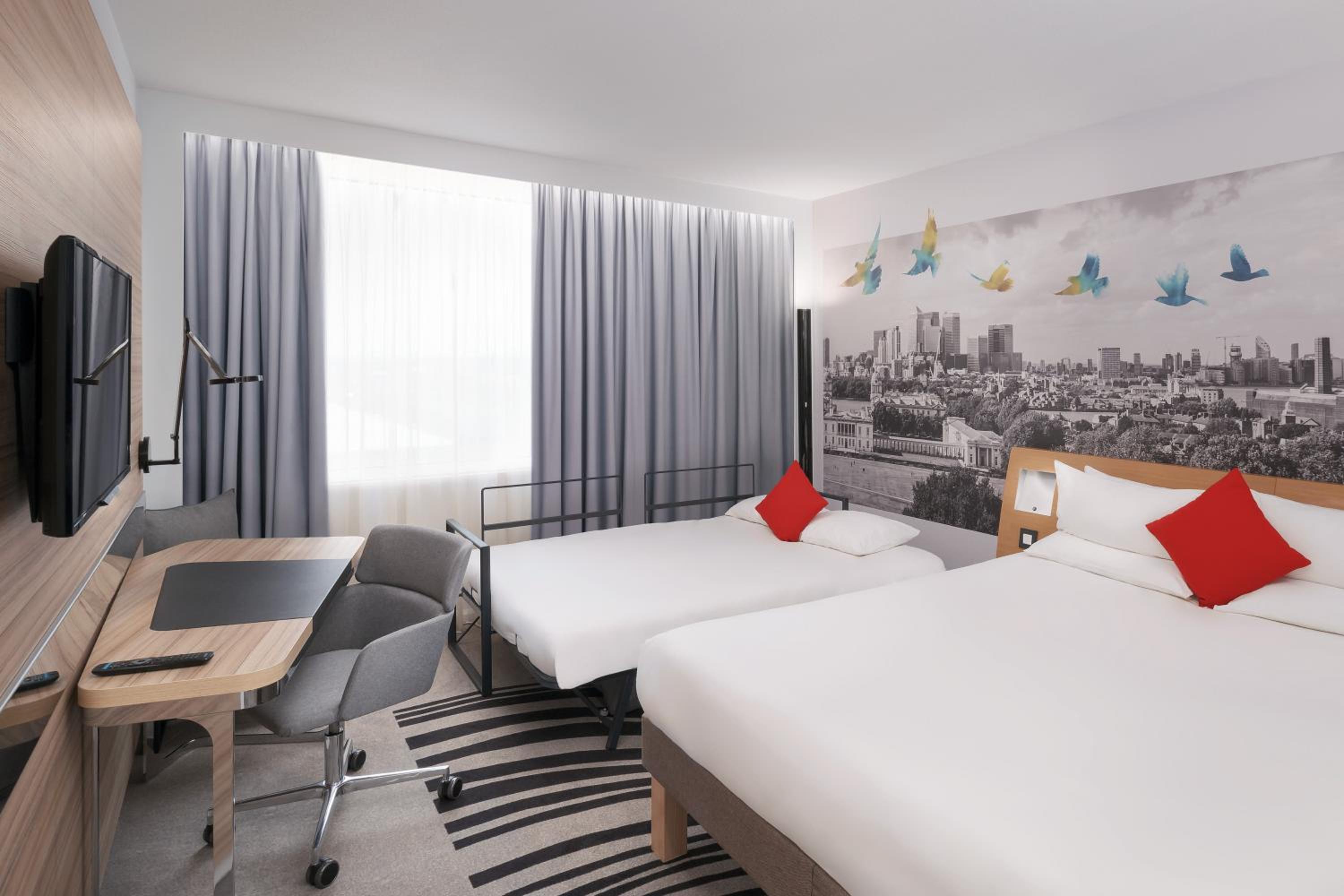 Superior Room with 1 Queen size bed + convertible sofa photo 2