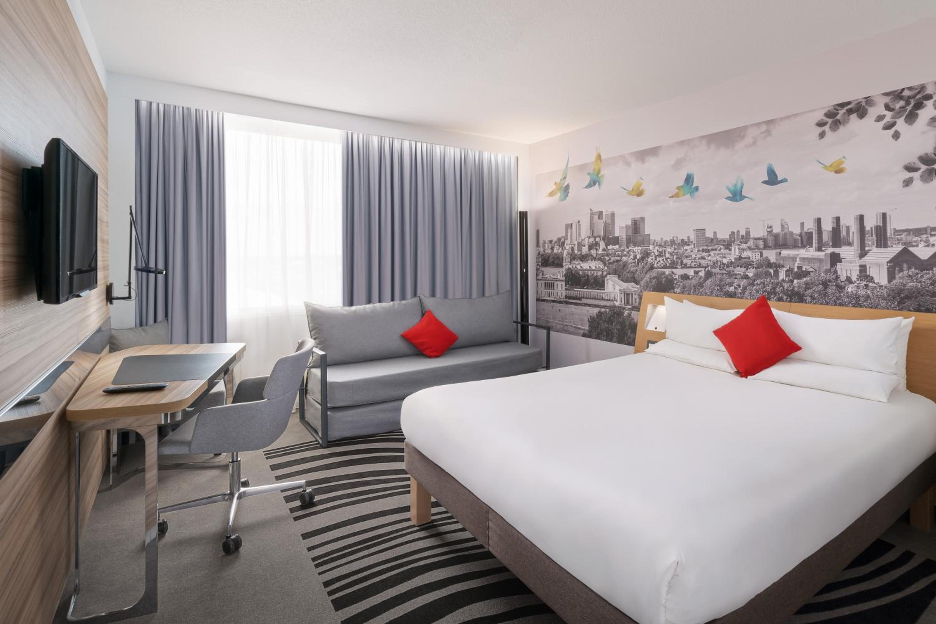 Superior Room with 1 Queen size bed + convertible sofa photo 3