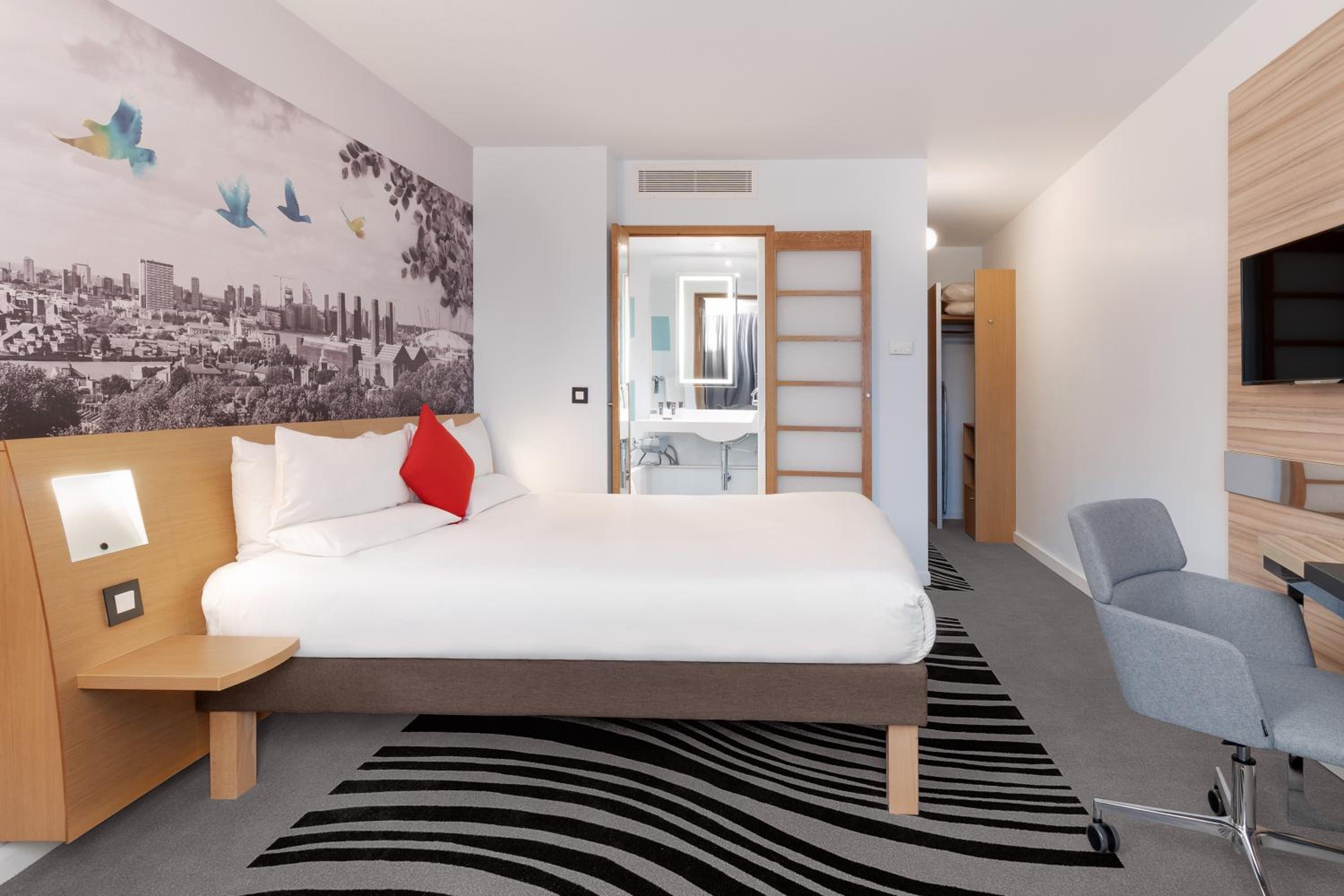 Superior Room with 1 Queen size bed + convertible sofa photo 1