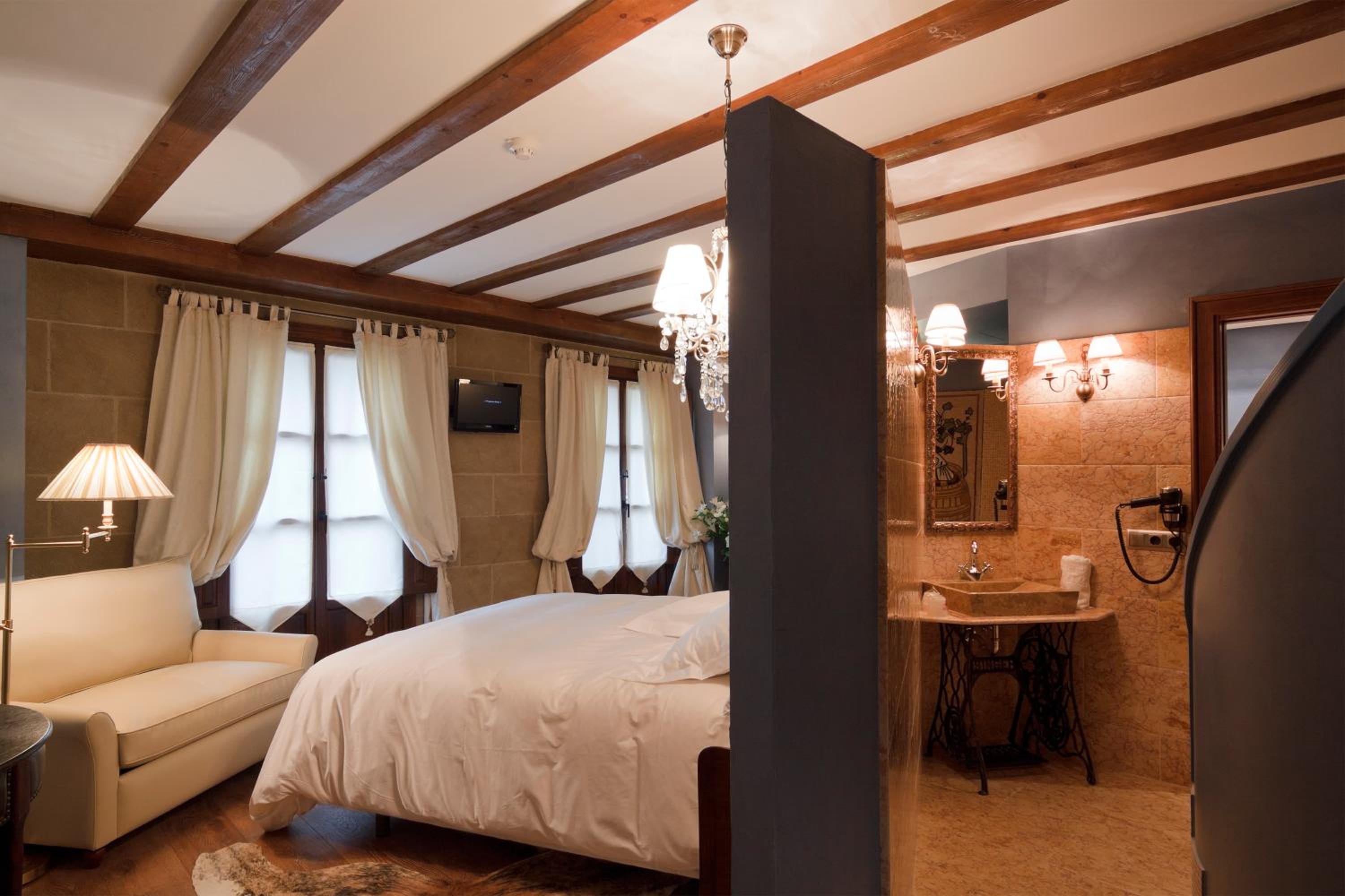 Double Room with Spa Bath photo 2