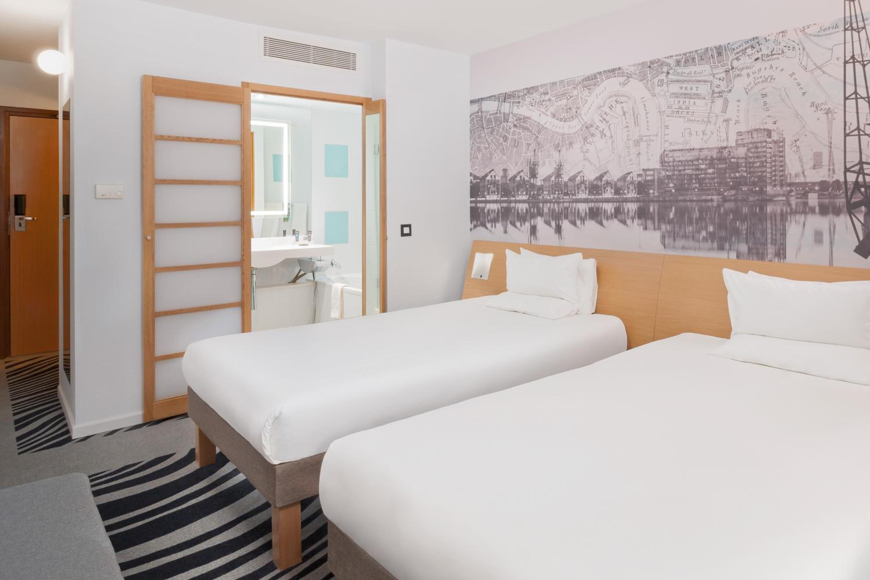Standard Double Room with Two Single Beds photo 2