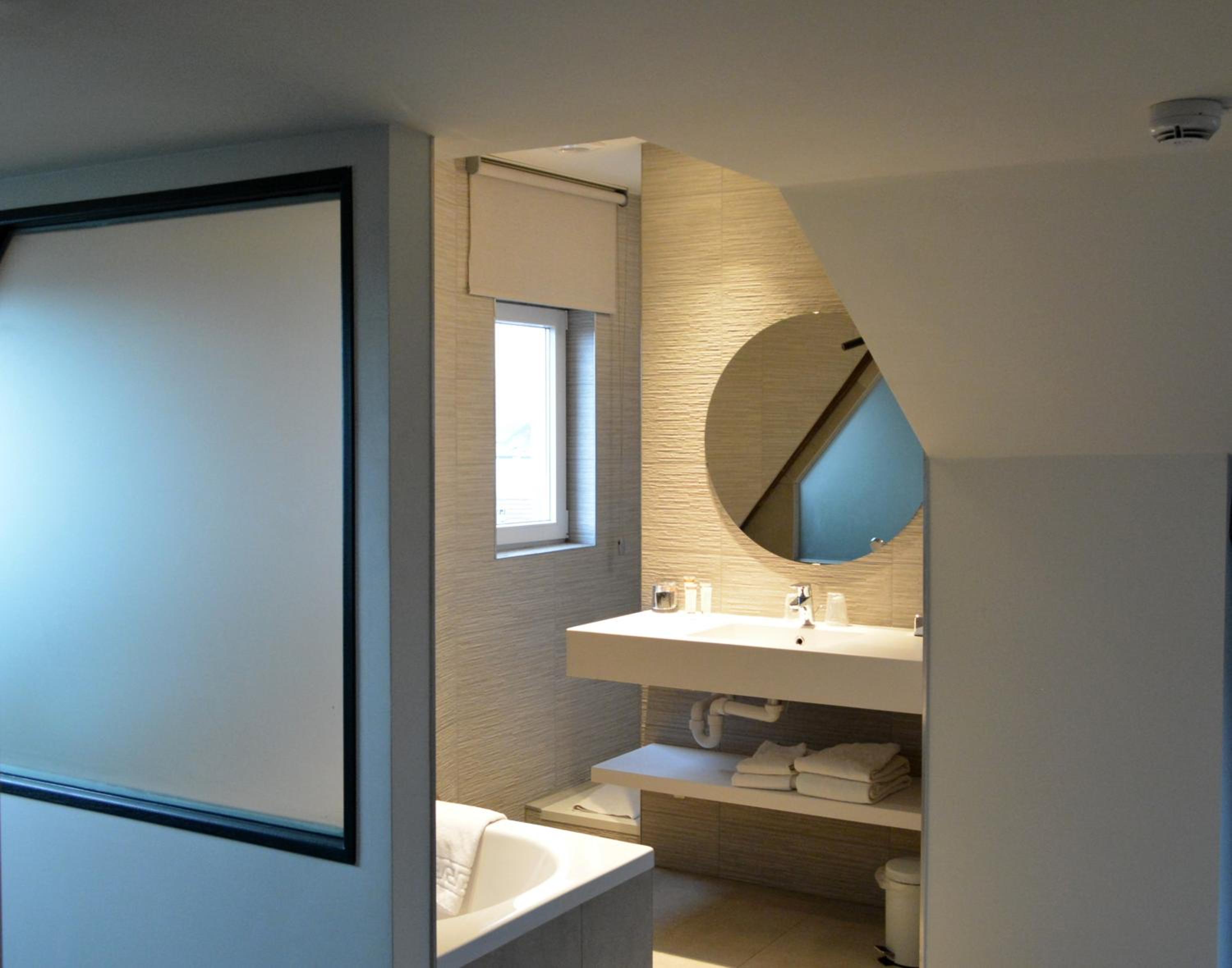bathroom with a sink, mirror, and bathtub