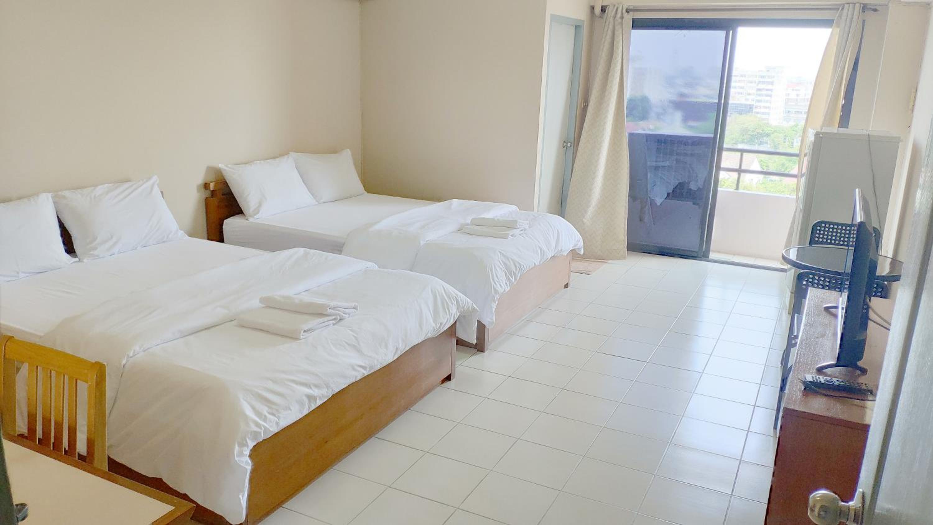 Apartment with Balcony - Photo 4