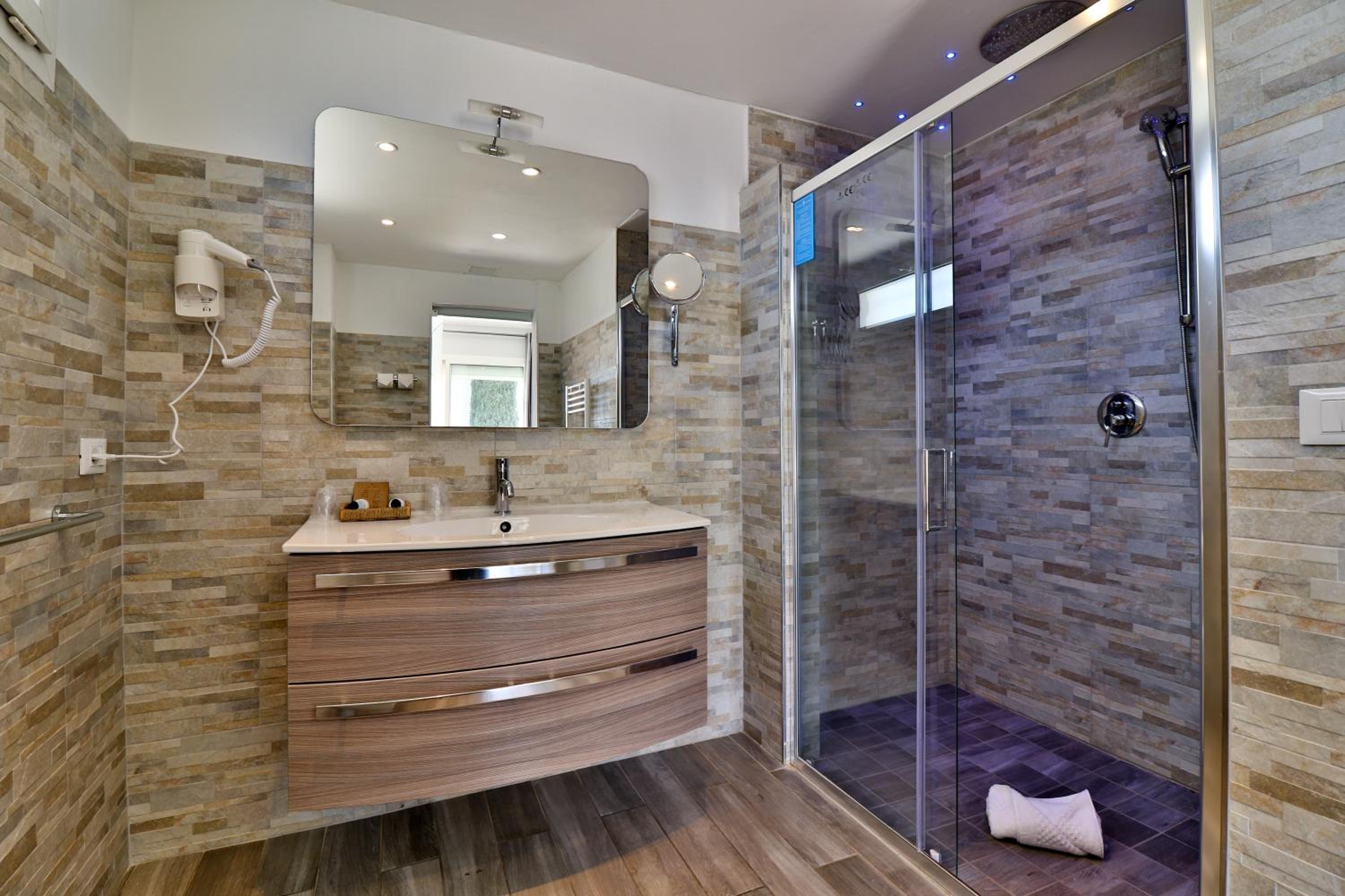 Suite with Terrace and Pool View - Ground floor - Photo 8