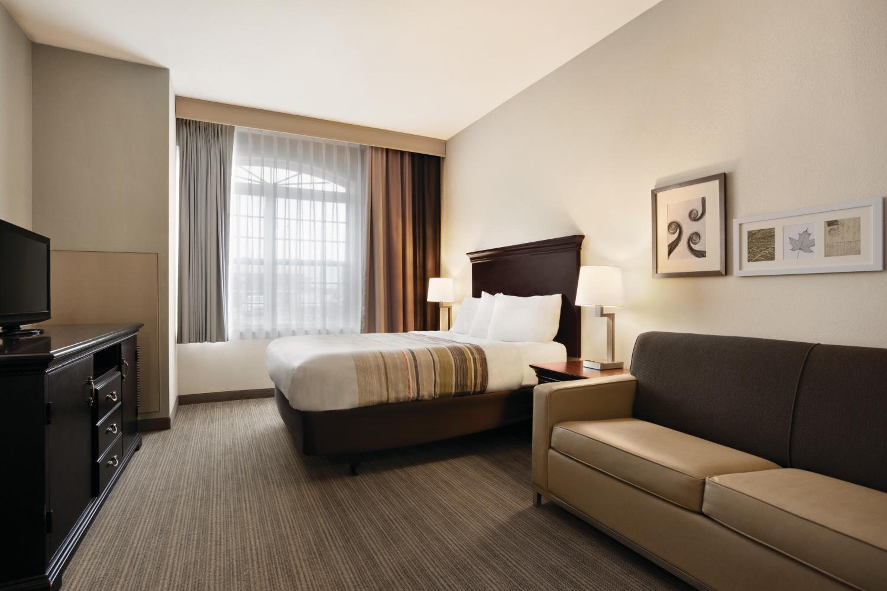 Queen Studio Suite - Disability Accessible - Photo 1