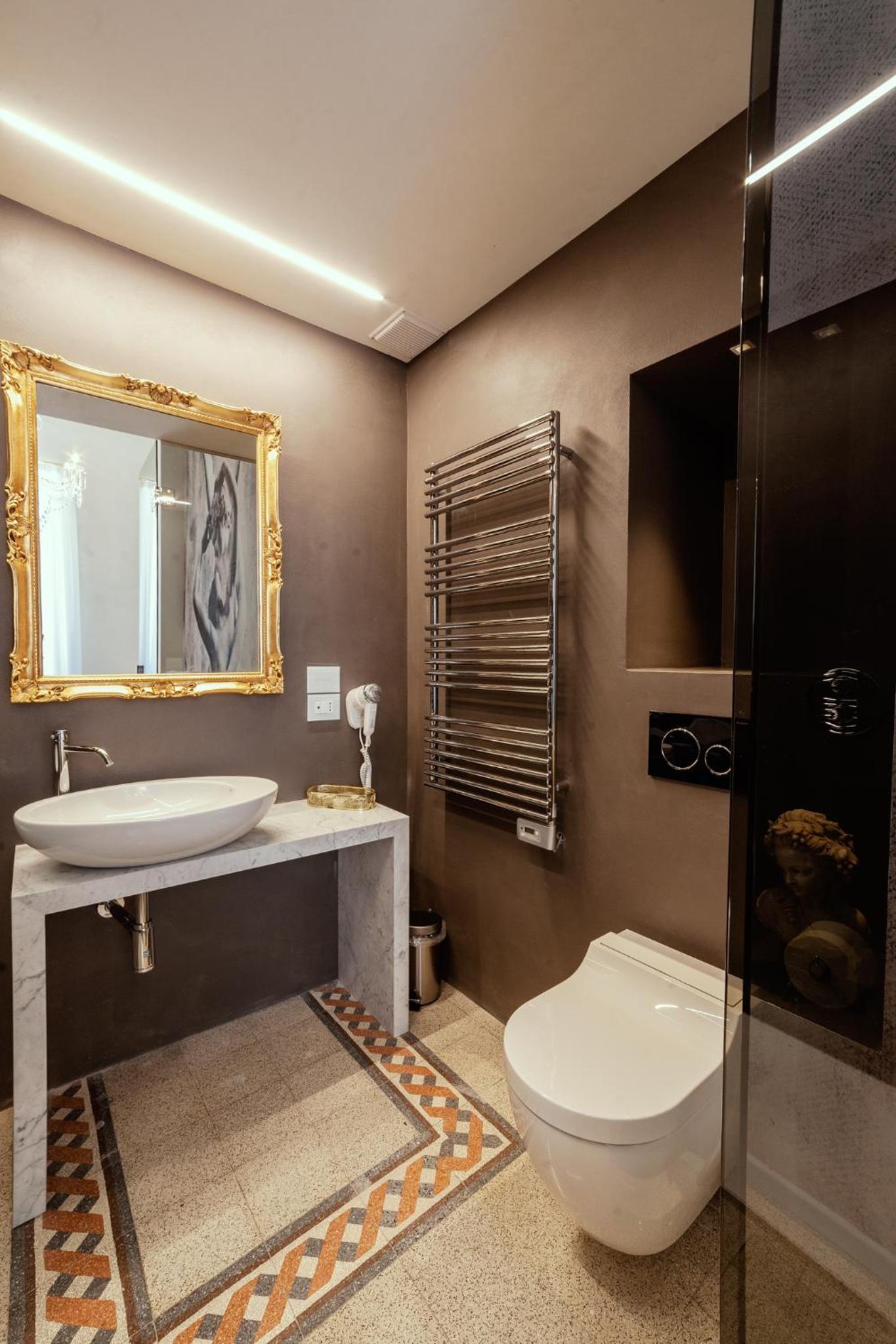 Superior King Suite photo 2