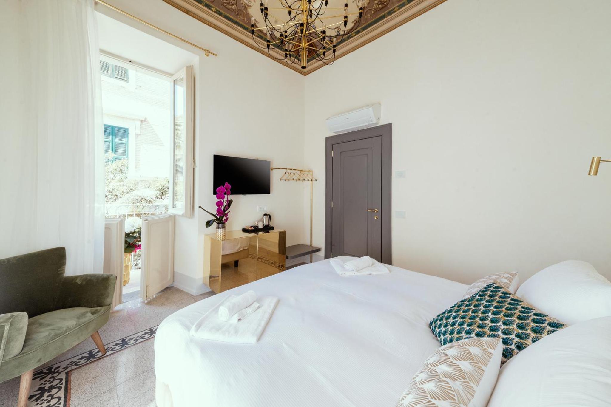 Deluxe King Suite photo 1
