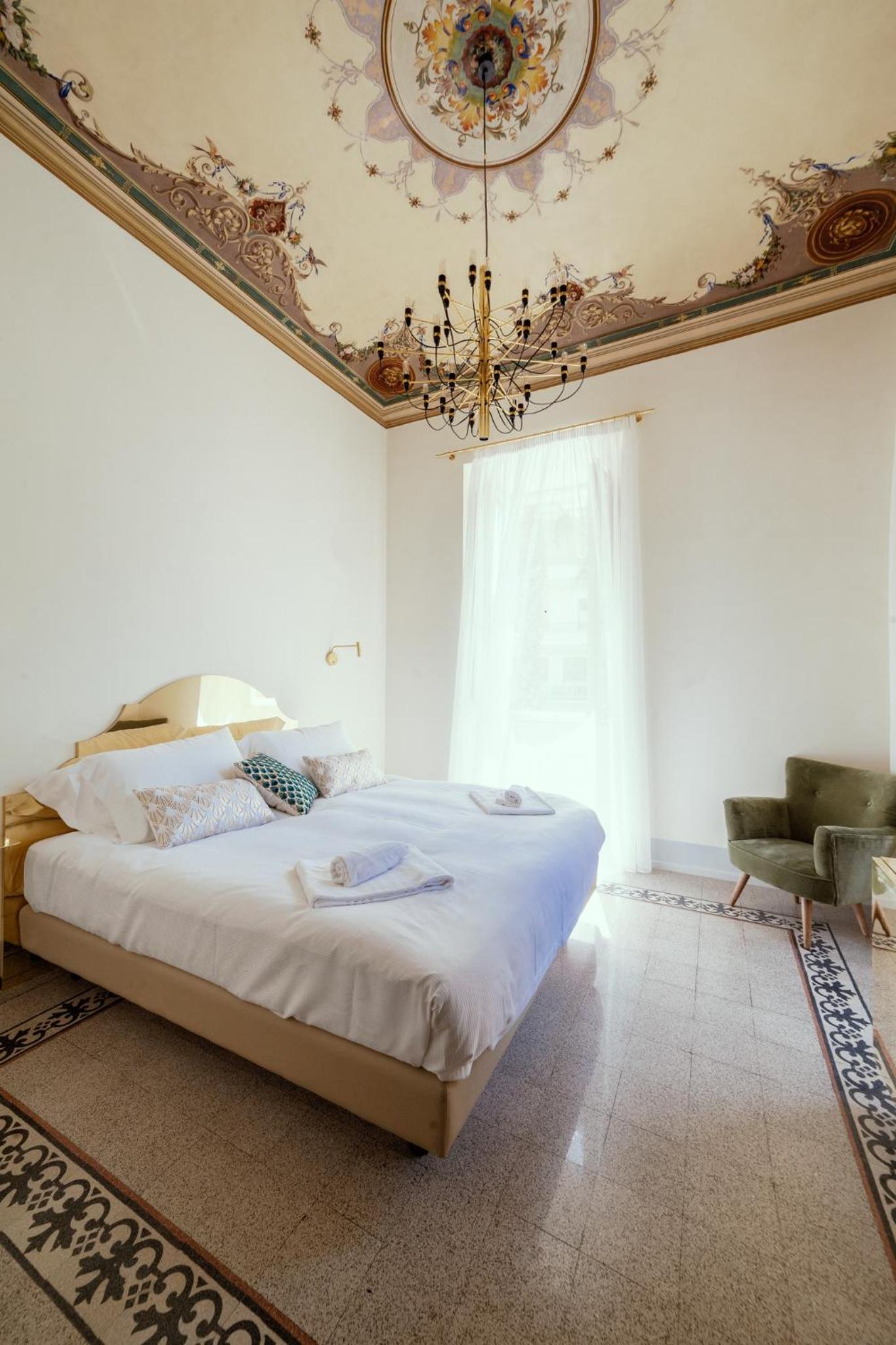 Deluxe King Suite photo 3