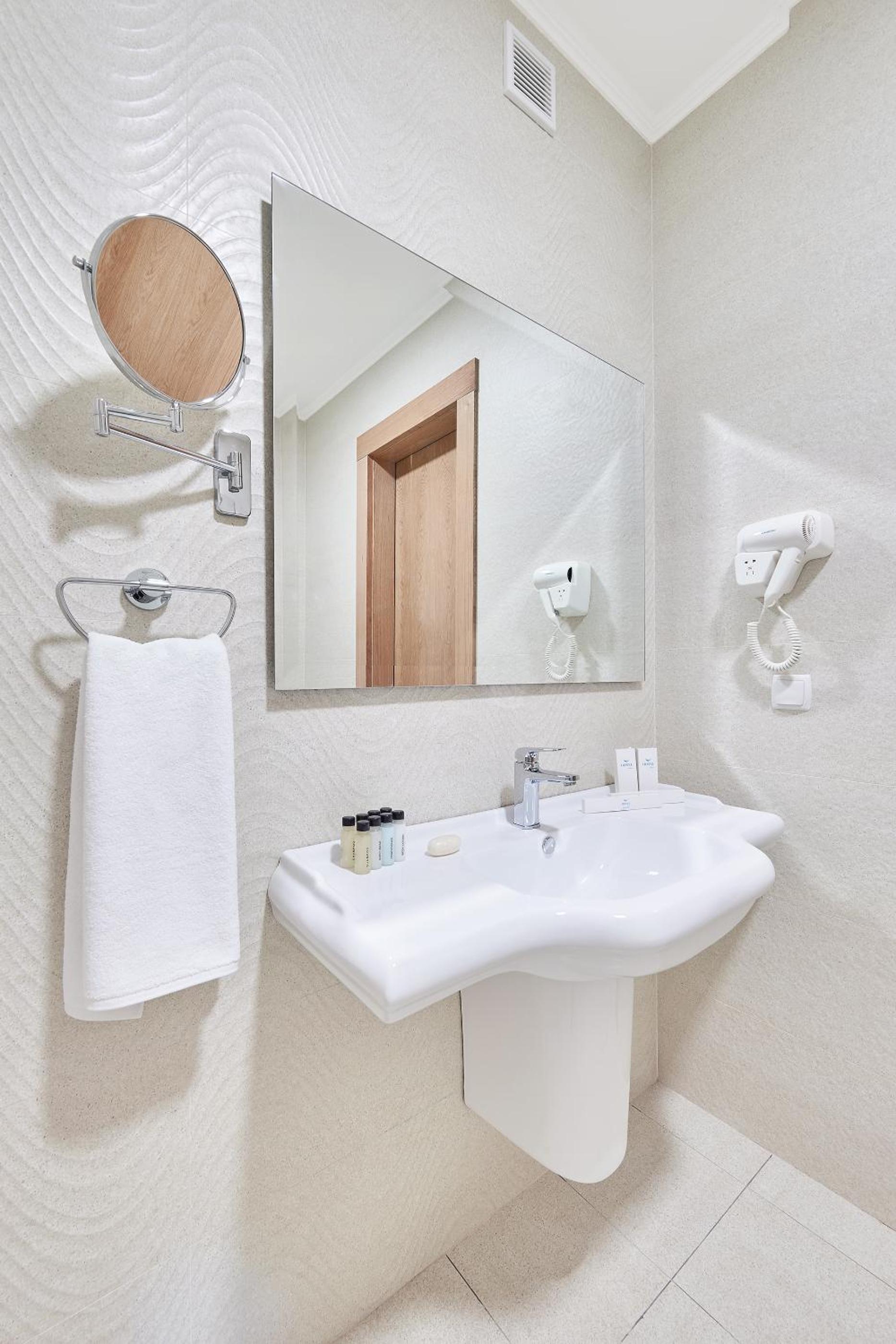 Standard Double or Twin Room - Photo 2