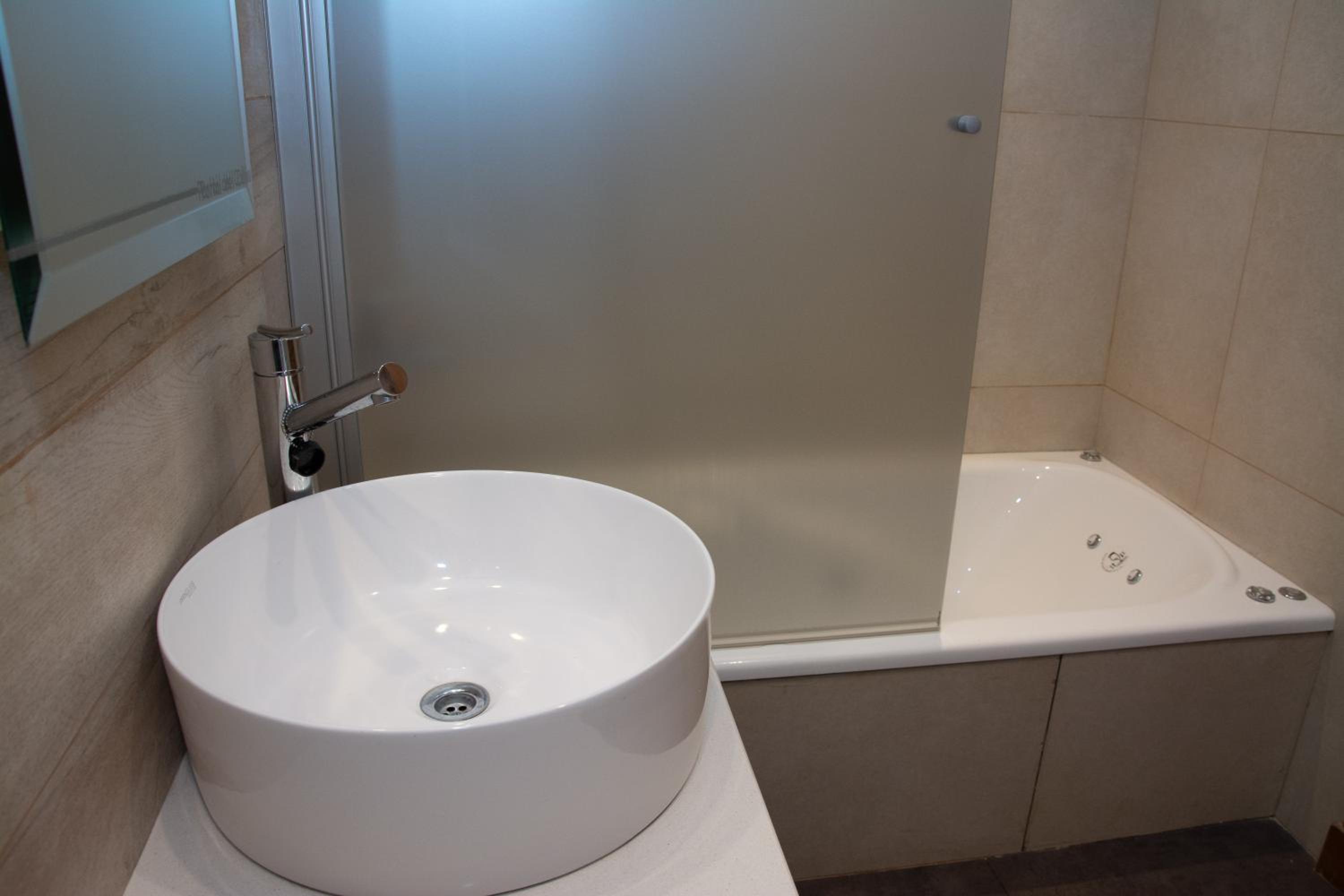 Suite with Hot Tub photo 2