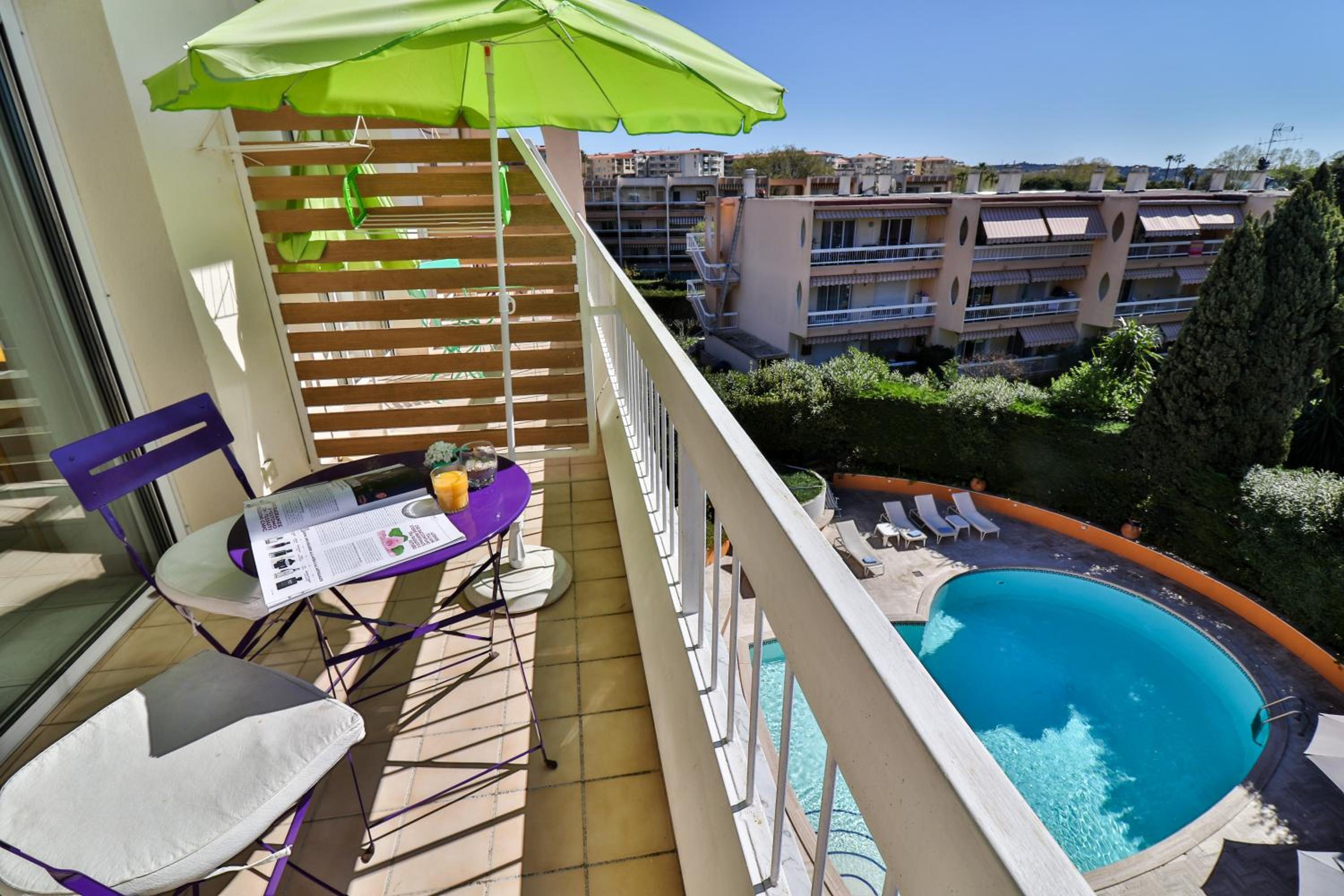 Superior Double or Twin Room with Balcony and Pool View - Photo 4