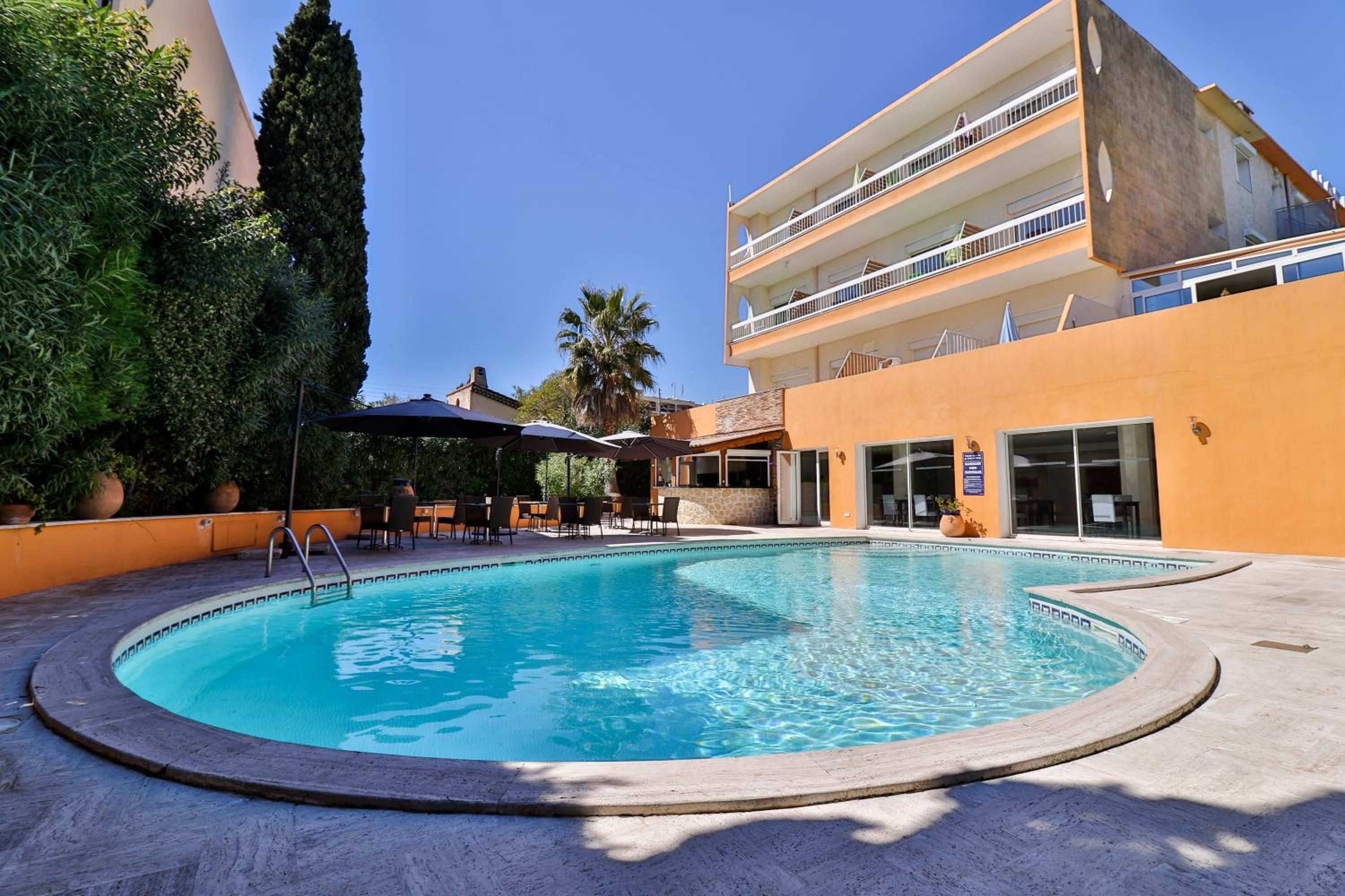 Superior Double or Twin Room with Balcony and Pool View - Photo 2