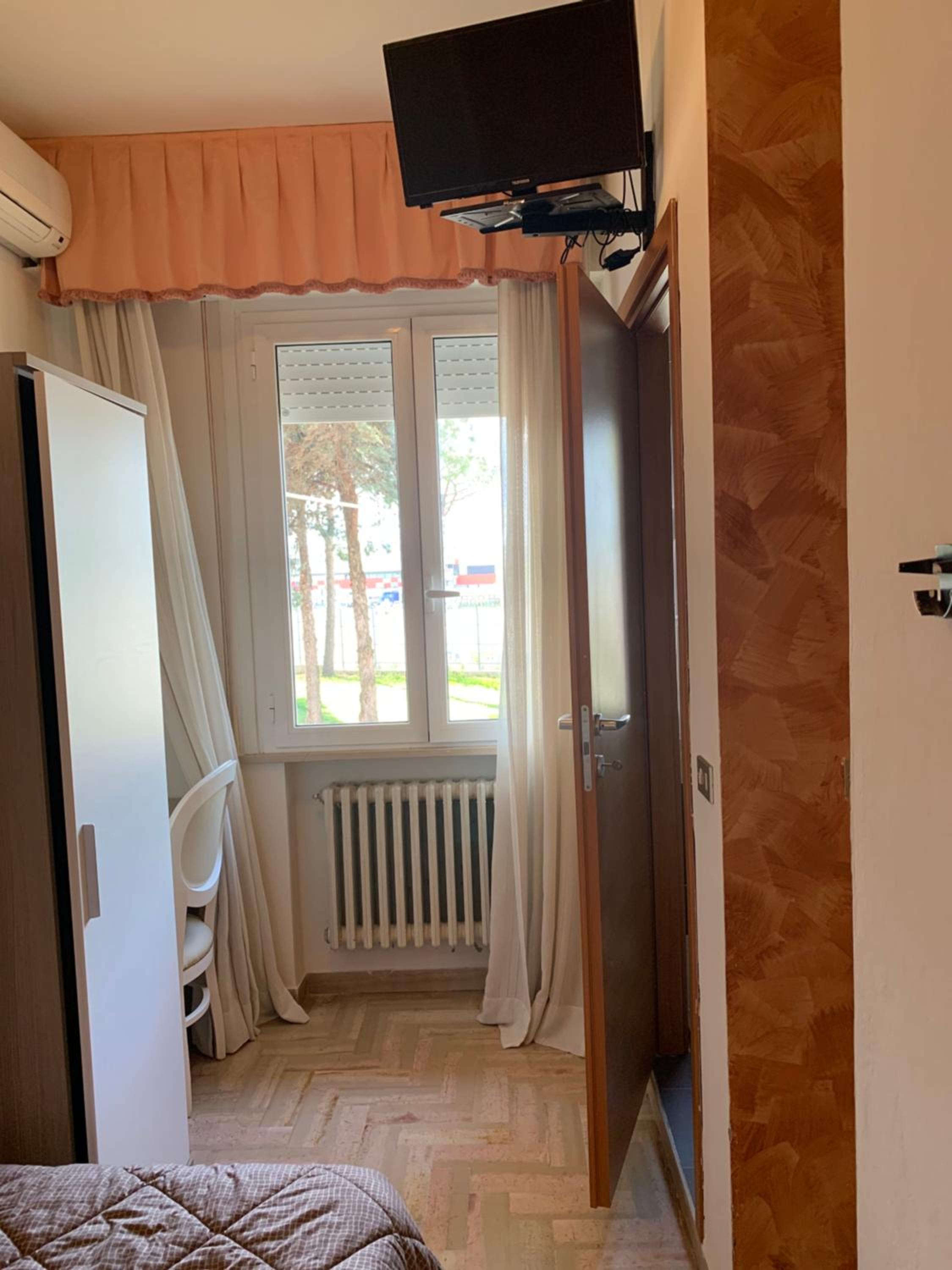 Single Room photo 2