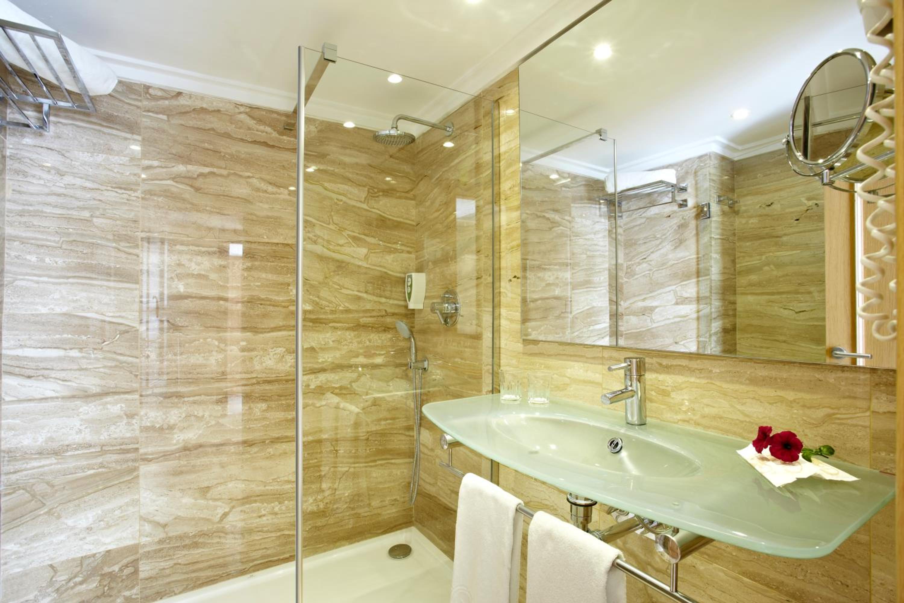 One-Bedroom Apartment with Side Sea View photo 2