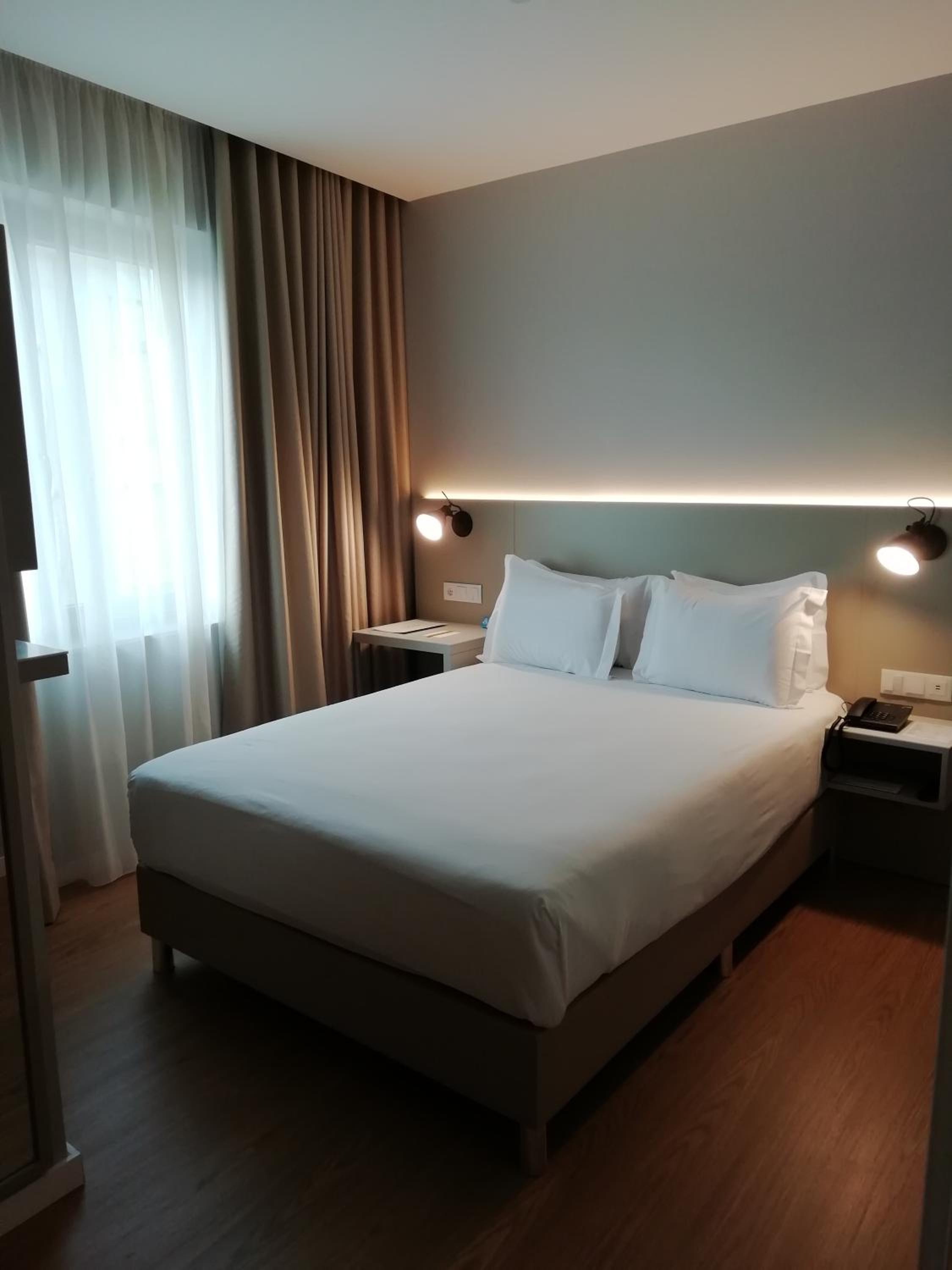 Double or Twin Room - Photo 9