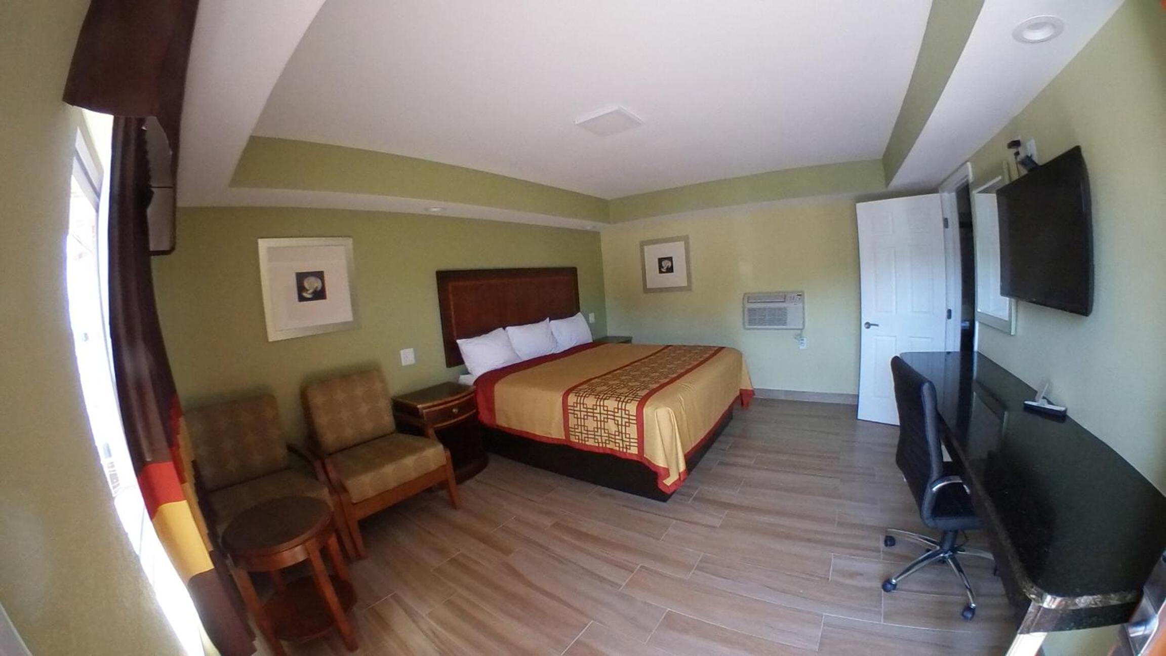Deluxe, 1 King Bed, Non-Smoking photo 2