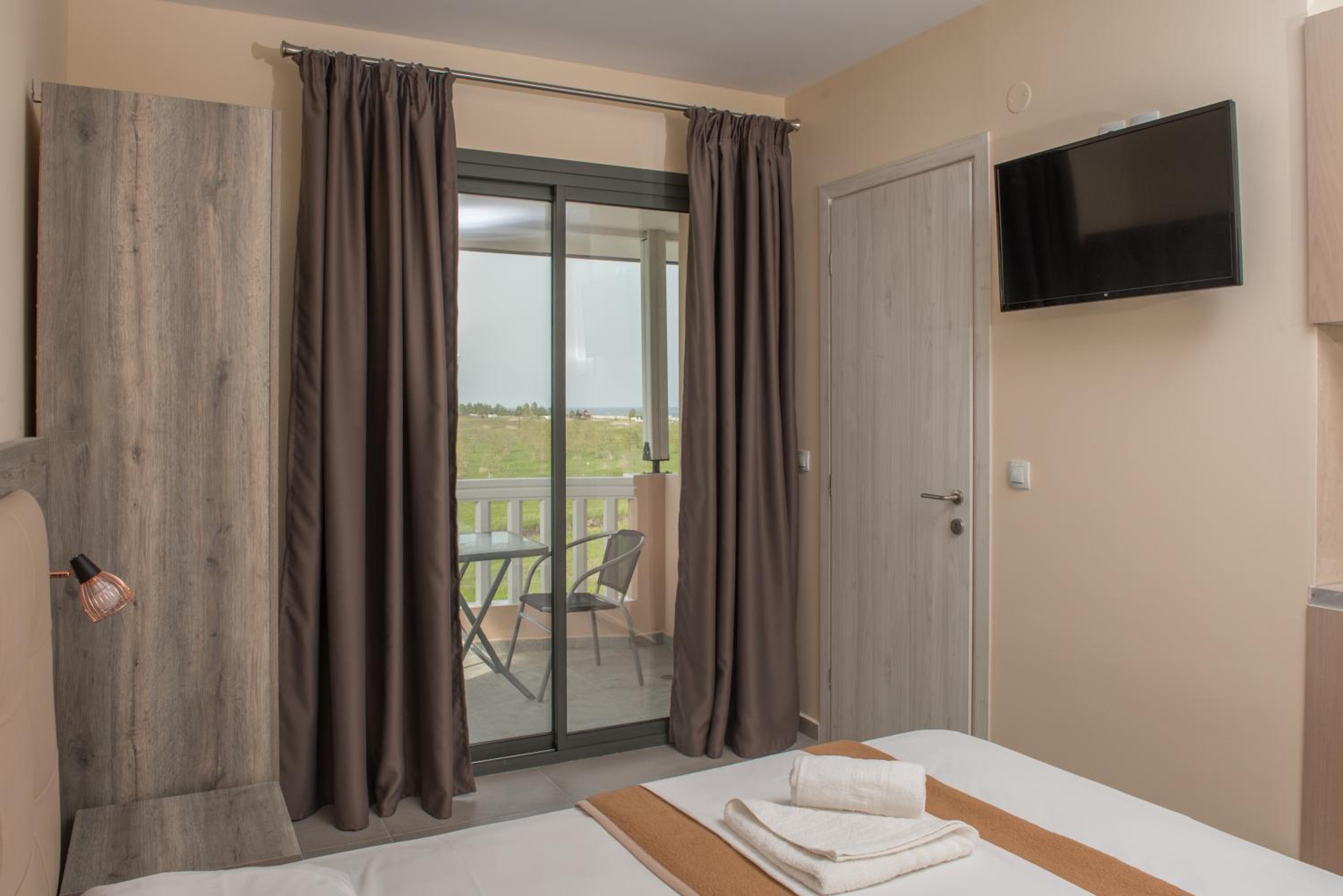 Deluxe Double Room with Sea View - Photo 3