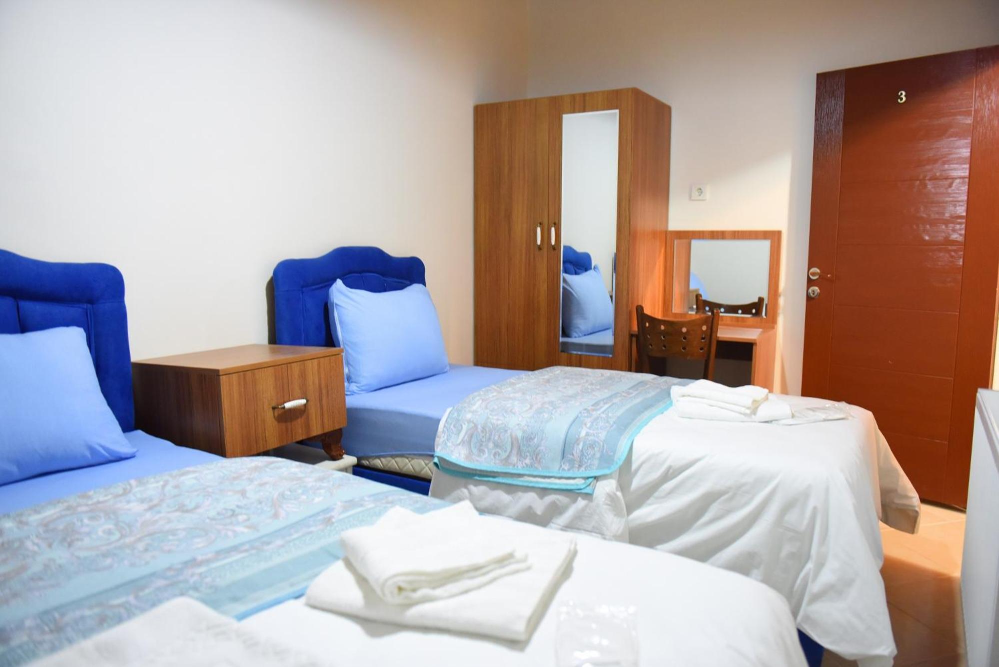 Double or Twin Room with Bathroom - Photo 3
