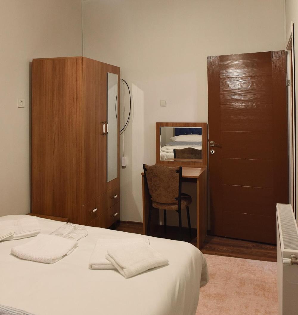 Double or Twin Room with Bathroom - Photo 1