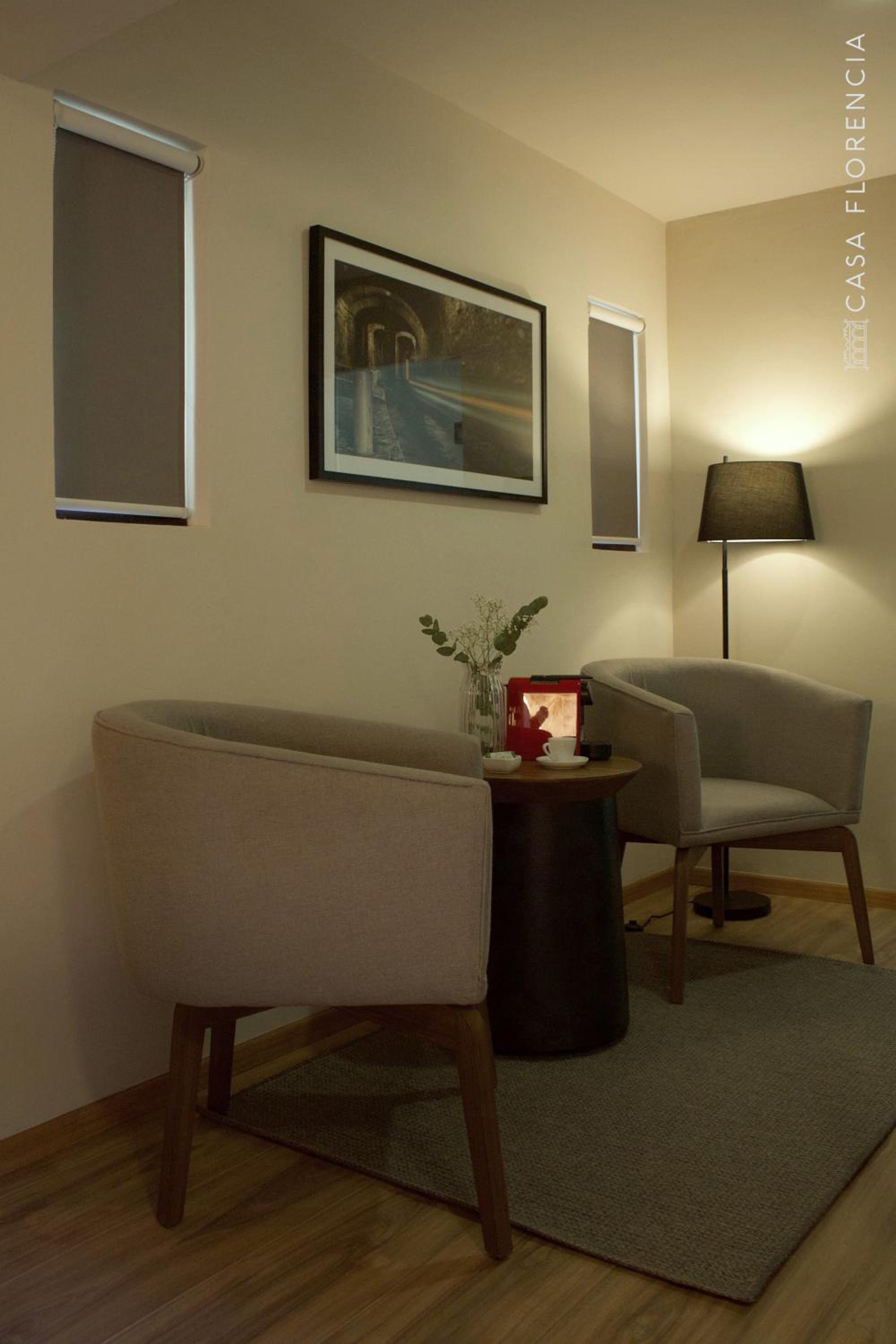 Deluxe Queen Suite - Photo 9